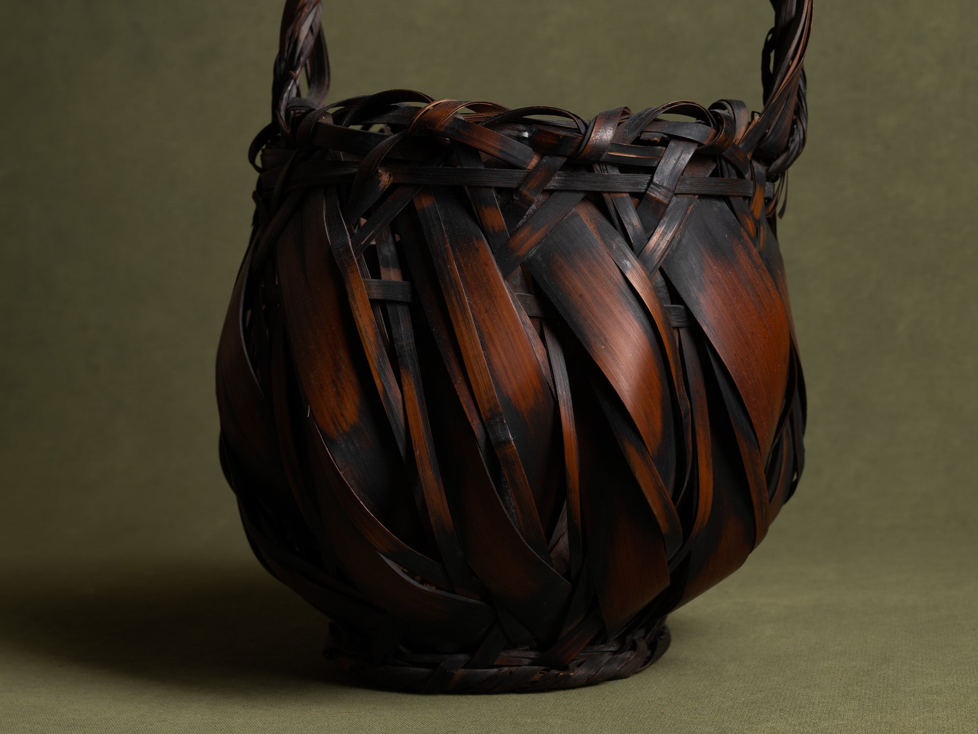 Hanakago, vase à fleur / panier boule pour l'ikebana, Japon (Ère Shōwa)..Hanakago, Ikebana bamboo basket flower vase, Japan (Late Meiji era to Early Shōwa era)