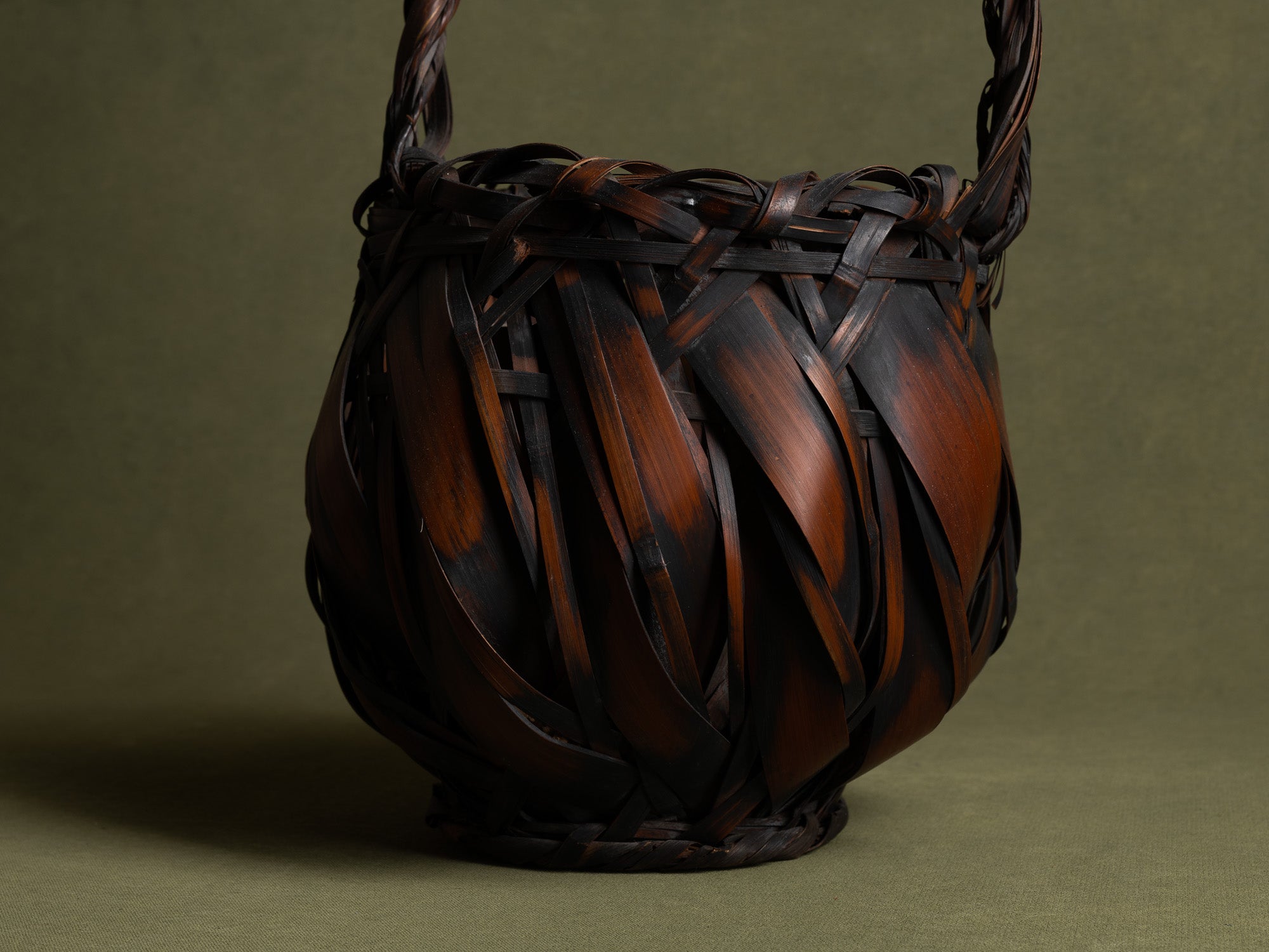 Hanakago, vase à fleur / panier boule pour l'ikebana, Japon (Ère Shōwa)..Hanakago, Ikebana bamboo basket flower vase, Japan (Late Meiji era to Early Shōwa era)