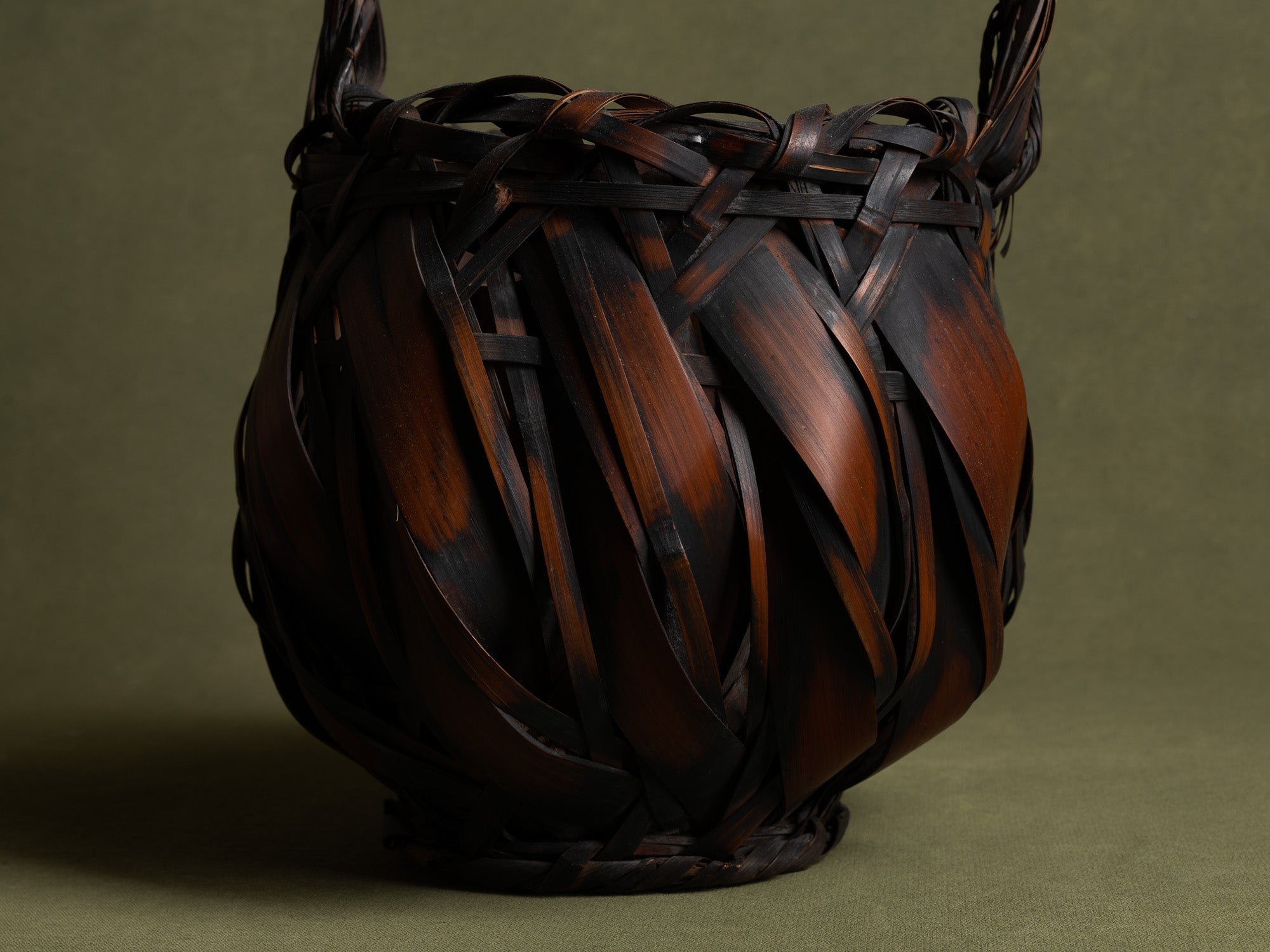 Hanakago, vase à fleur / panier boule pour l'ikebana, Japon (Ère Shōwa)..Hanakago, Ikebana bamboo basket flower vase, Japan (Late Meiji era to Early Shōwa era)