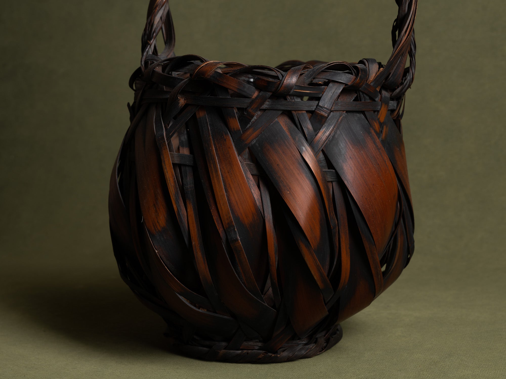 Hanakago, vase à fleur / panier boule pour l'ikebana, Japon (Ère Shōwa)..Hanakago, Ikebana bamboo basket flower vase, Japan (Late Meiji era to Early Shōwa era)