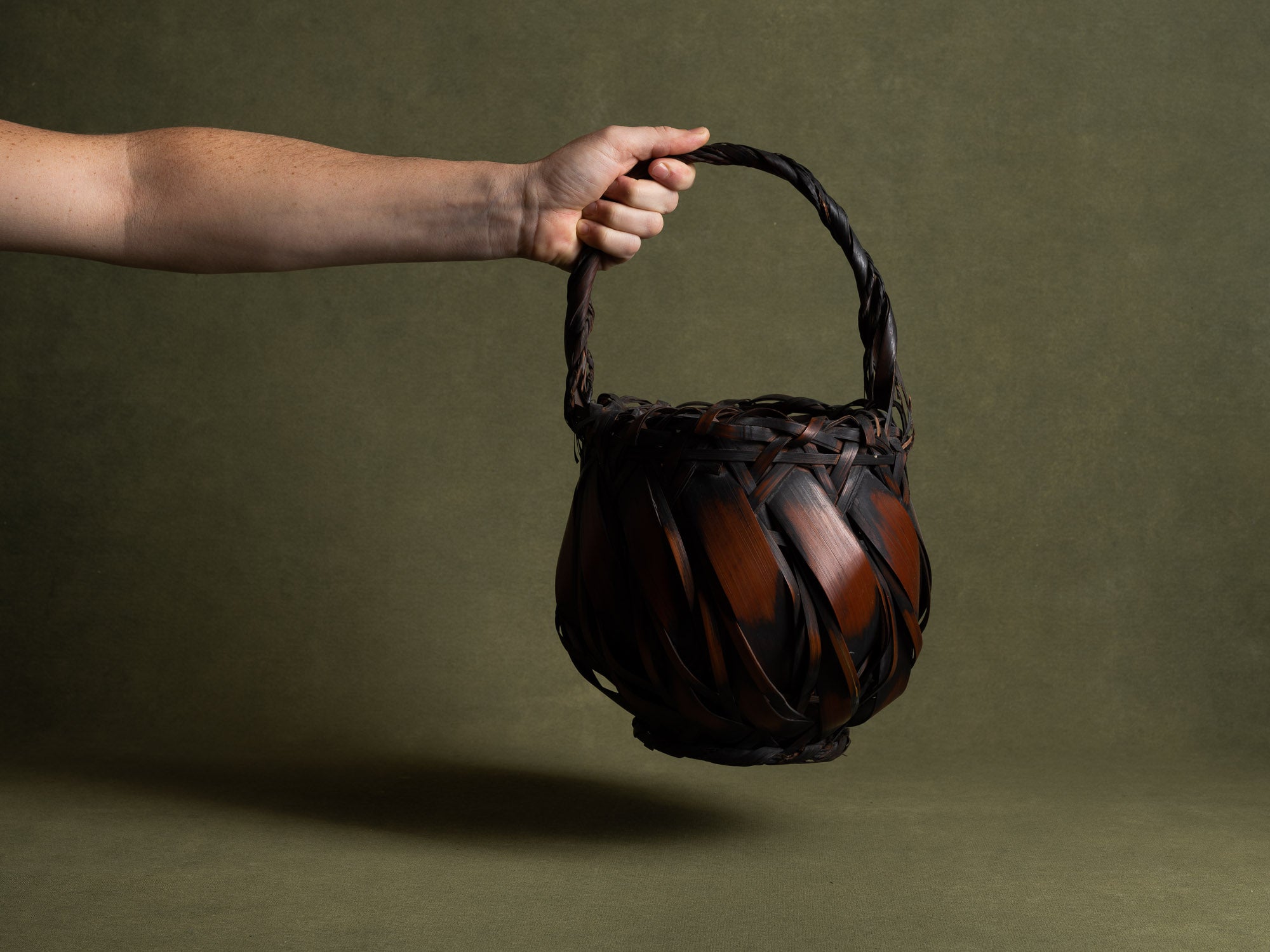 Hanakago, vase à fleur / panier boule pour l'ikebana, Japon (Ère Shōwa)..Hanakago, Ikebana bamboo basket flower vase, Japan (Late Meiji era to Early Shōwa era)