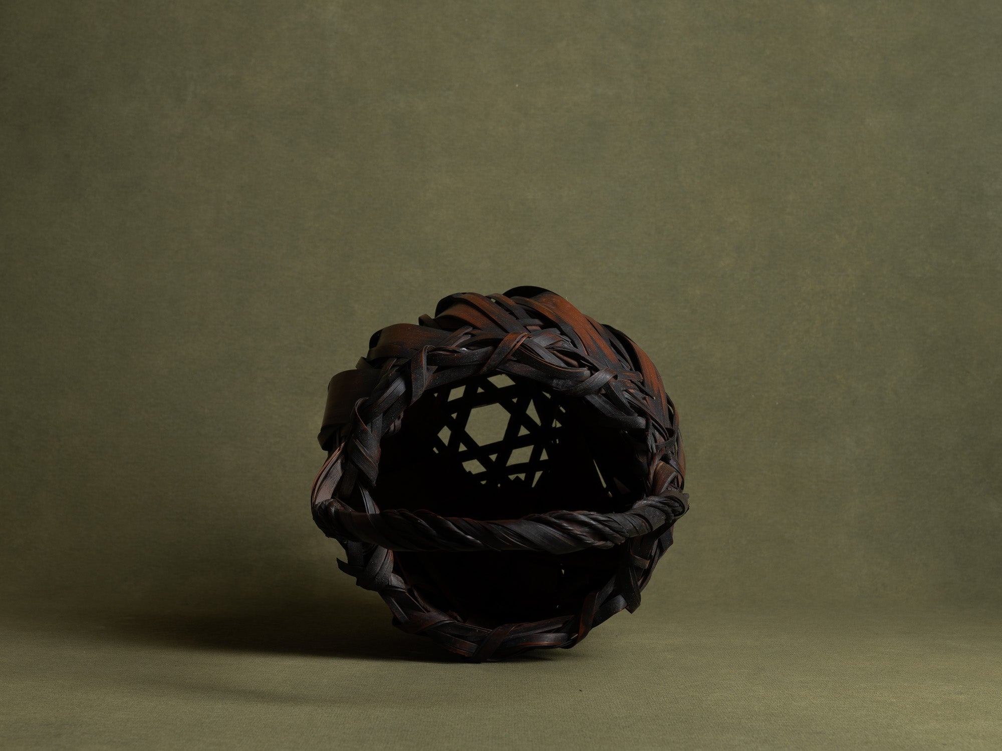 Hanakago, vase à fleur / panier boule pour l'ikebana, Japon (Ère Shōwa)..Hanakago, Ikebana bamboo basket flower vase, Japan (Late Meiji era to Early Shōwa era)