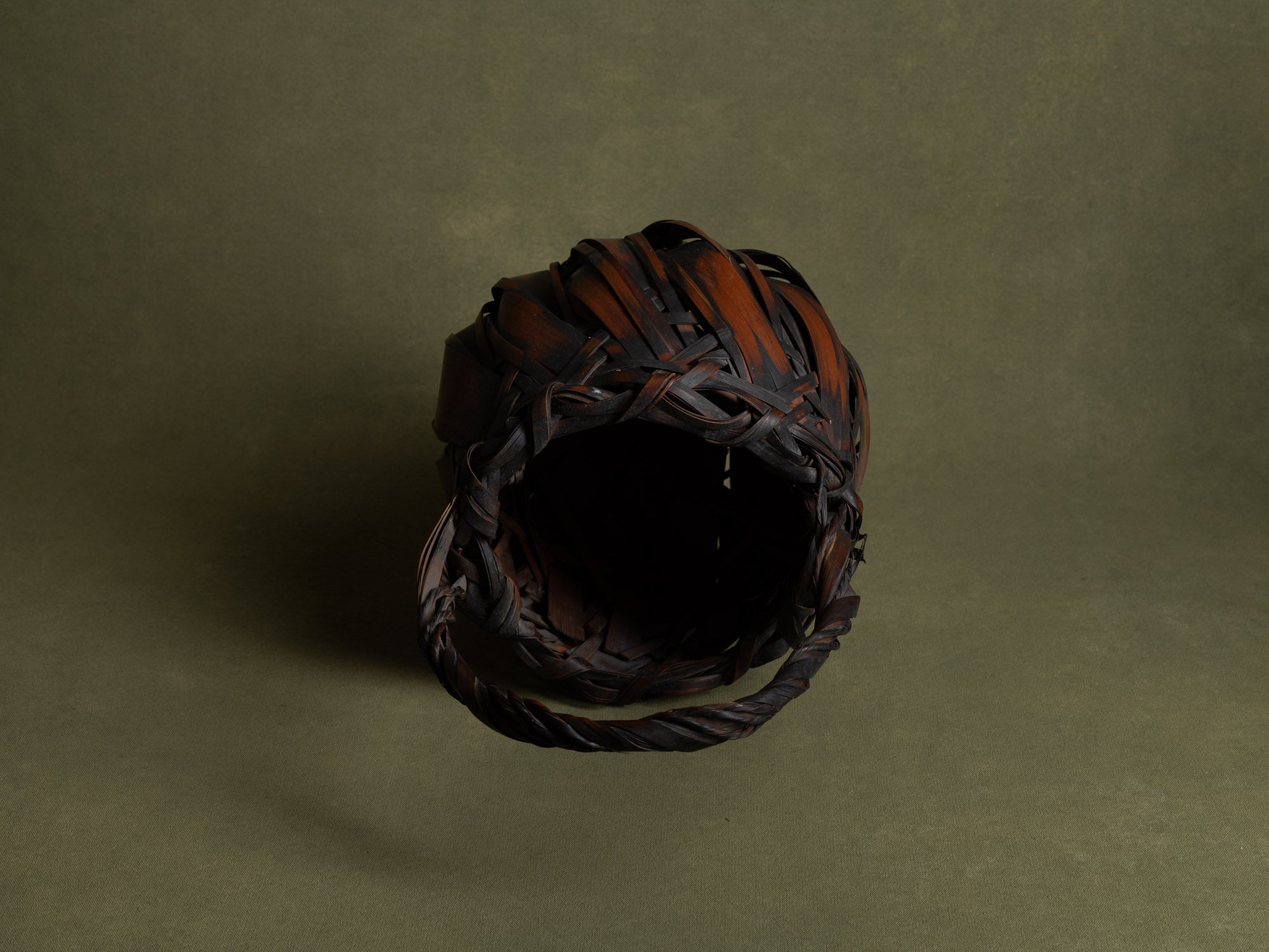 Hanakago, vase à fleur / panier boule pour l'ikebana, Japon (Ère Shōwa)..Hanakago, Ikebana bamboo basket flower vase, Japan (Late Meiji era to Early Shōwa era)