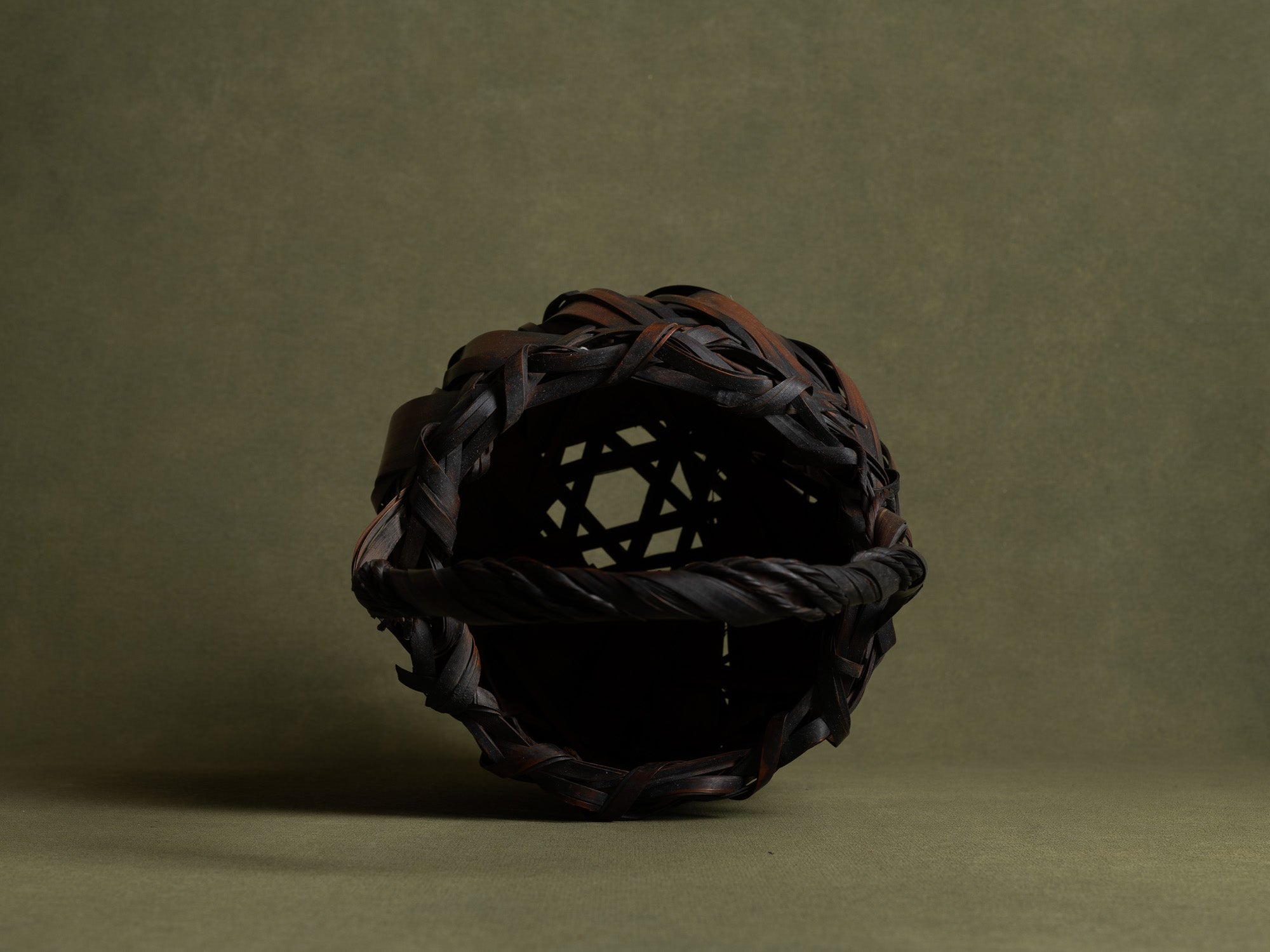 Hanakago, vase à fleur / panier boule pour l'ikebana, Japon (Ère Shōwa)..Hanakago, Ikebana bamboo basket flower vase, Japan (Late Meiji era to Early Shōwa era)