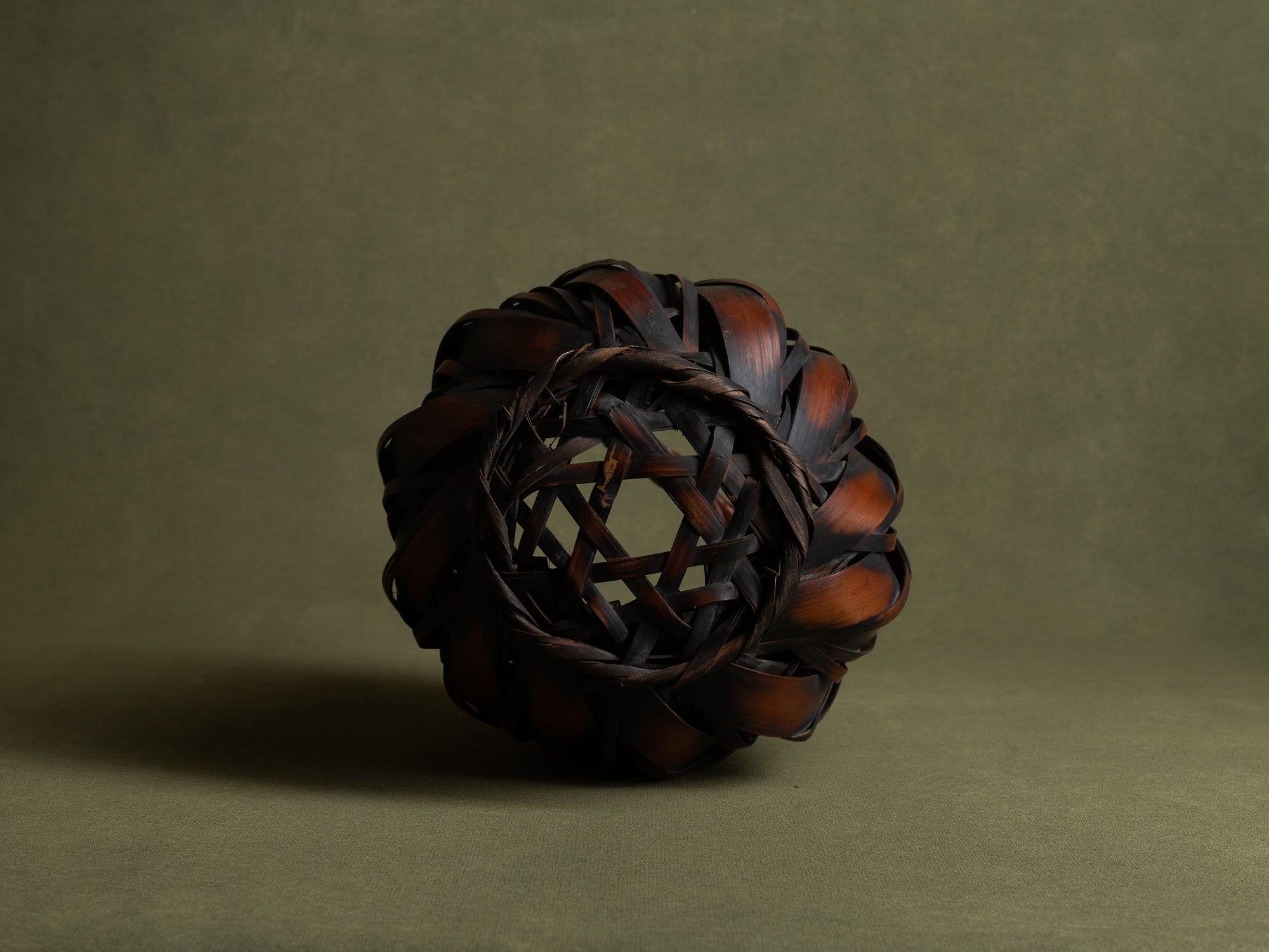 Hanakago, vase à fleur / panier boule pour l'ikebana, Japon (Ère Shōwa)..Hanakago, Ikebana bamboo basket flower vase, Japan (Late Meiji era to Early Shōwa era)