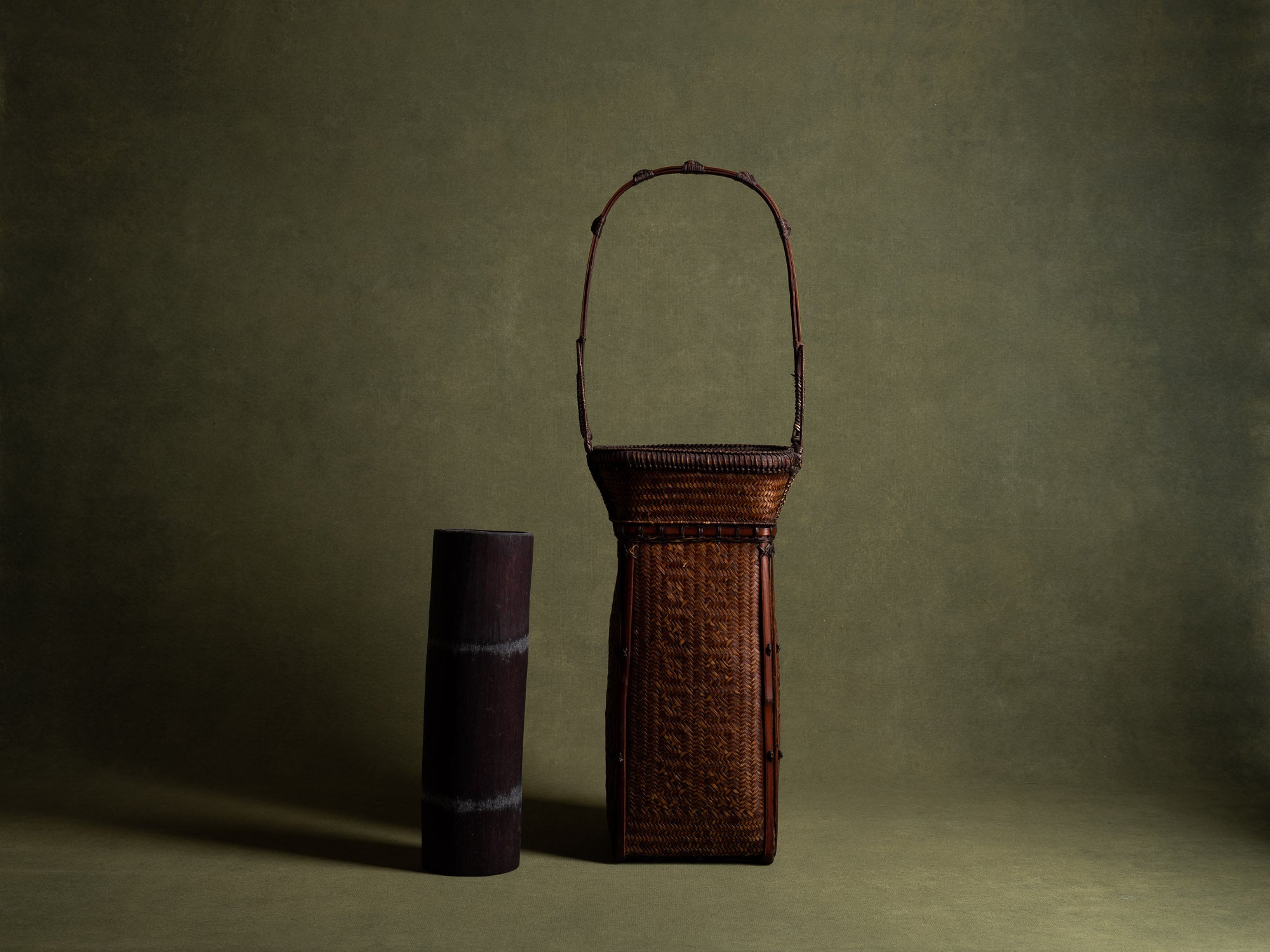 Hanakago, important panier à anse en bambou pour l'ikebana, Japon (Ére Shōwa)..Hanakago Ikebana madake bamboo basket with handle, Japan (Shōwa era)