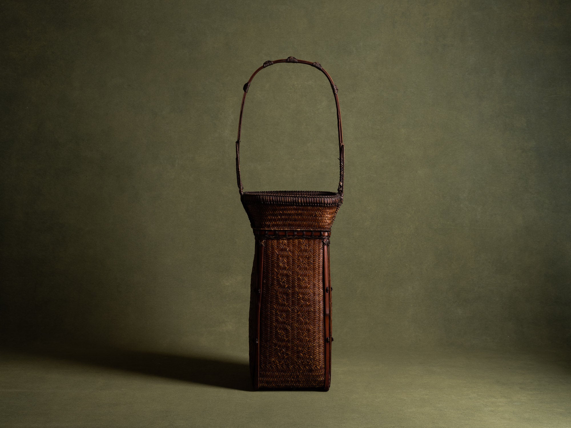 Hanakago, important panier à anse en bambou pour l'ikebana, Japon (Ére Shōwa)..Hanakago Ikebana madake bamboo basket with handle, Japan (Shōwa era)