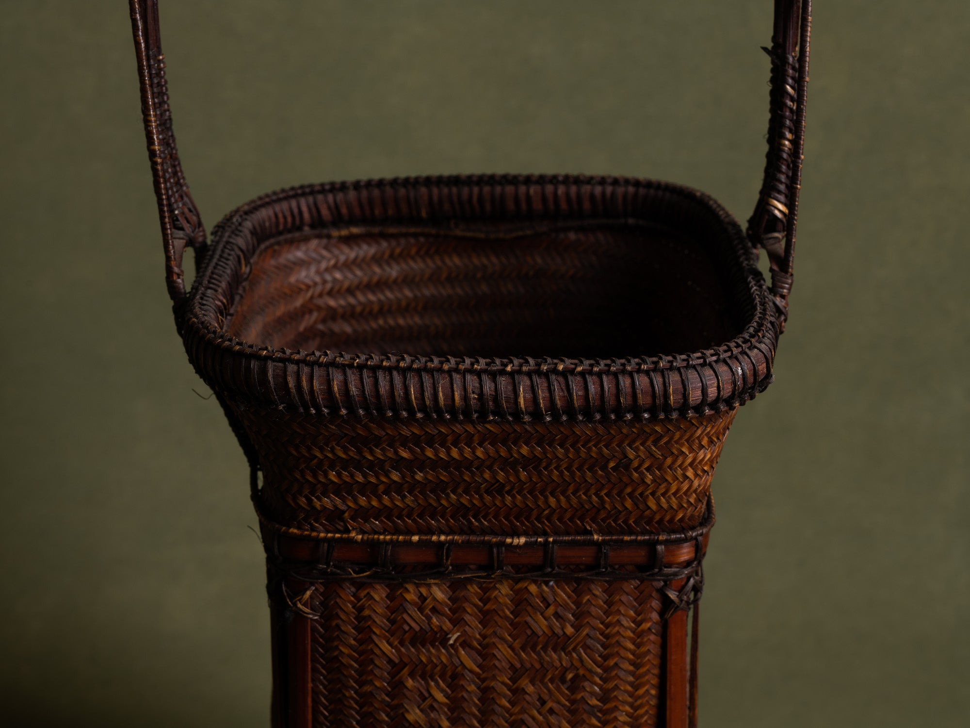 Hanakago, important panier à anse en bambou pour l'ikebana, Japon (Ére Shōwa)..Hanakago Ikebana madake bamboo basket with handle, Japan (Shōwa era)