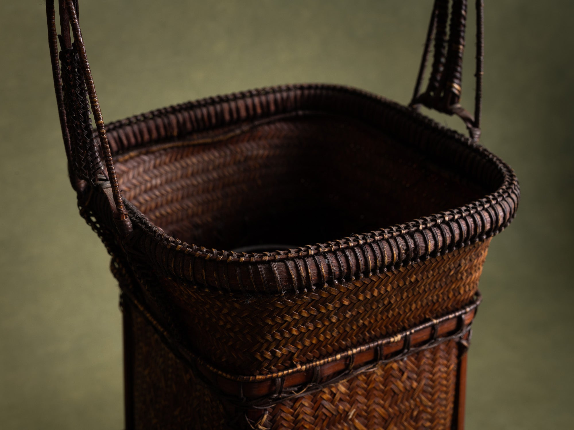 Hanakago, important panier à anse en bambou pour l'ikebana, Japon (Ére Shōwa)..Hanakago Ikebana madake bamboo basket with handle, Japan (Shōwa era)