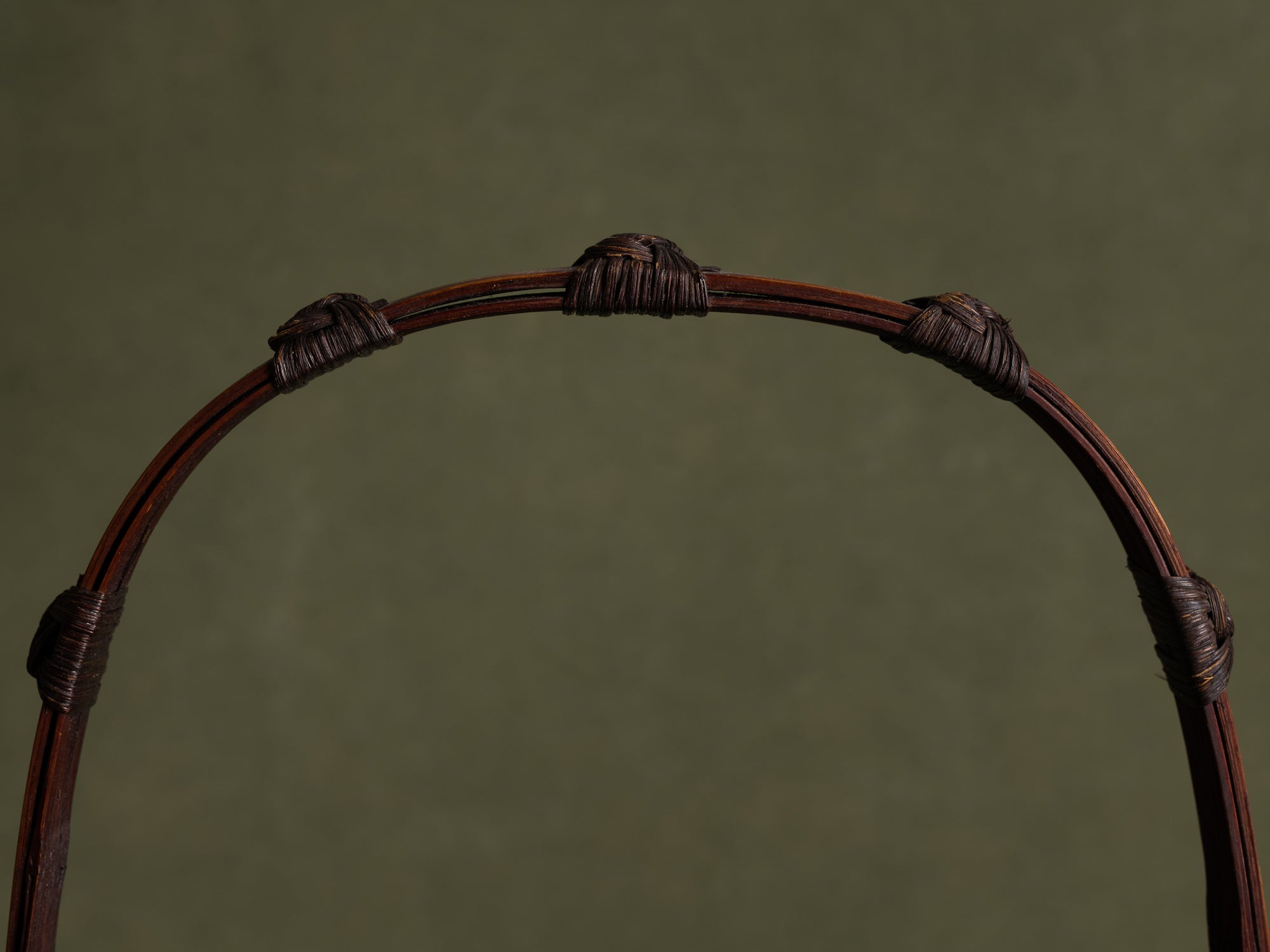 Hanakago, important panier à anse en bambou pour l'ikebana, Japon (Ére Shōwa)..Hanakago Ikebana madake bamboo basket with handle, Japan (Shōwa era)