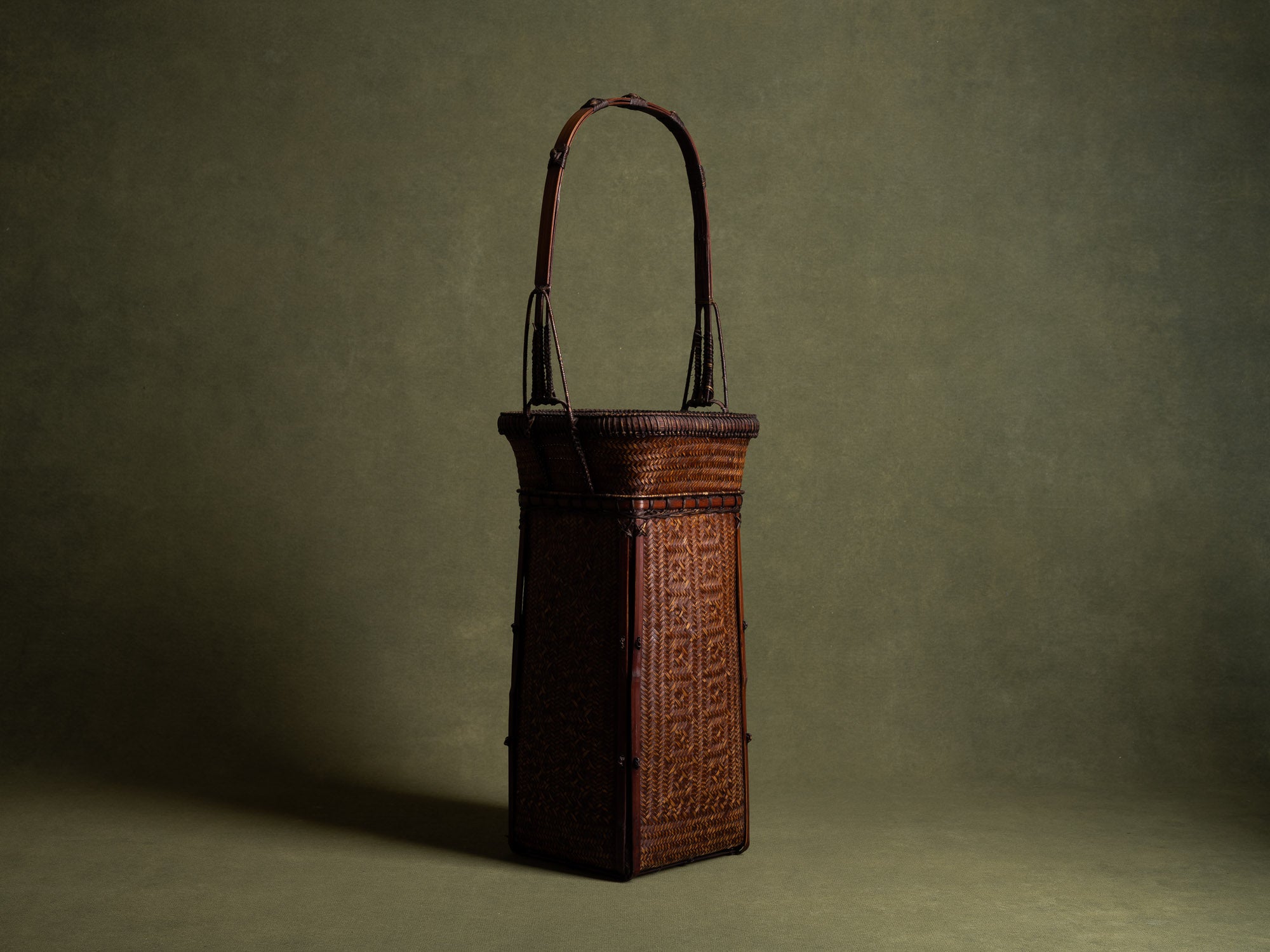 Hanakago, important panier à anse en bambou pour l'ikebana, Japon (Ére Shōwa)..Hanakago Ikebana madake bamboo basket with handle, Japan (Shōwa era)