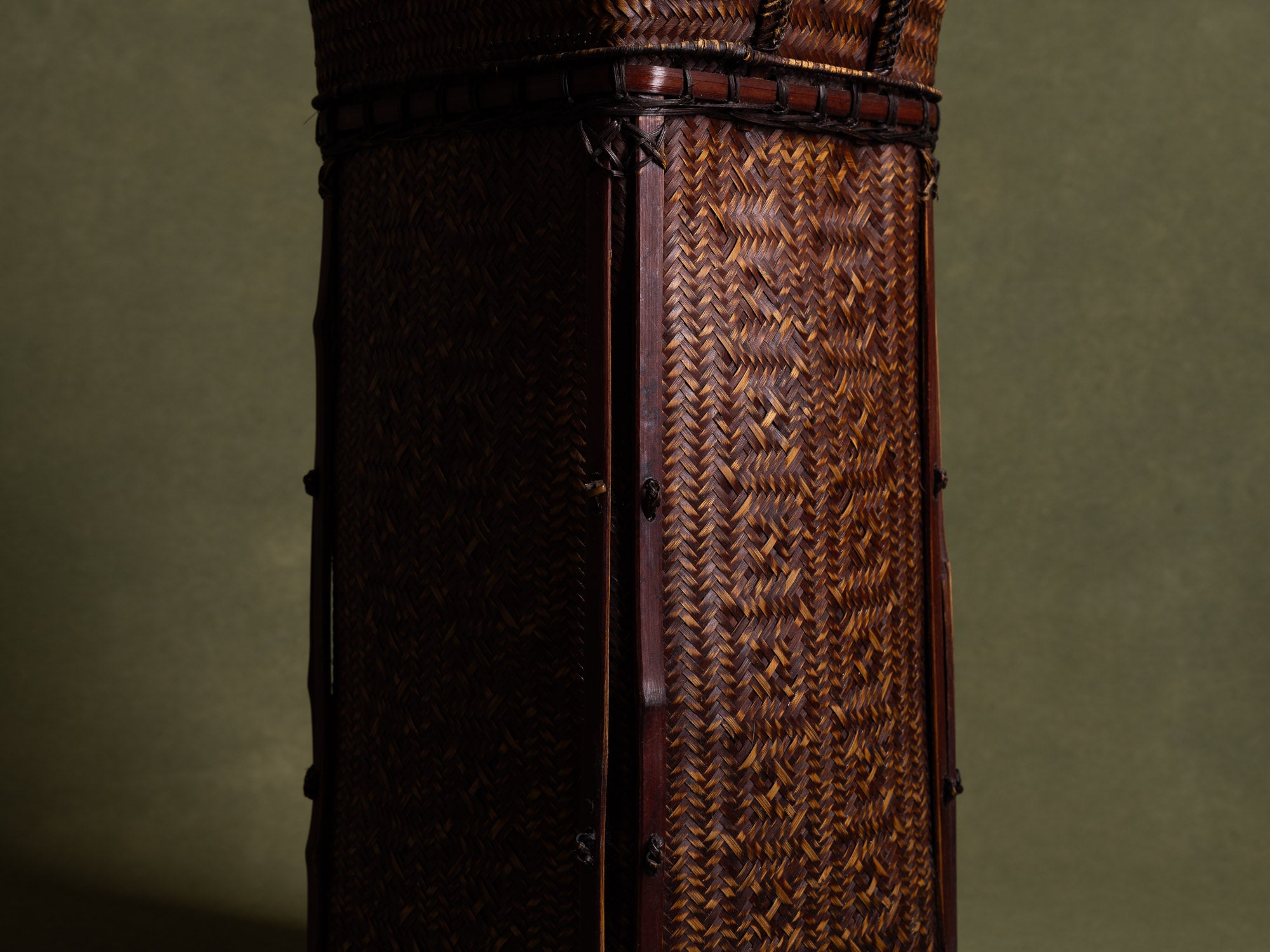 Hanakago, important panier à anse en bambou pour l'ikebana, Japon (Ére Shōwa)..Hanakago Ikebana madake bamboo basket with handle, Japan (Shōwa era)