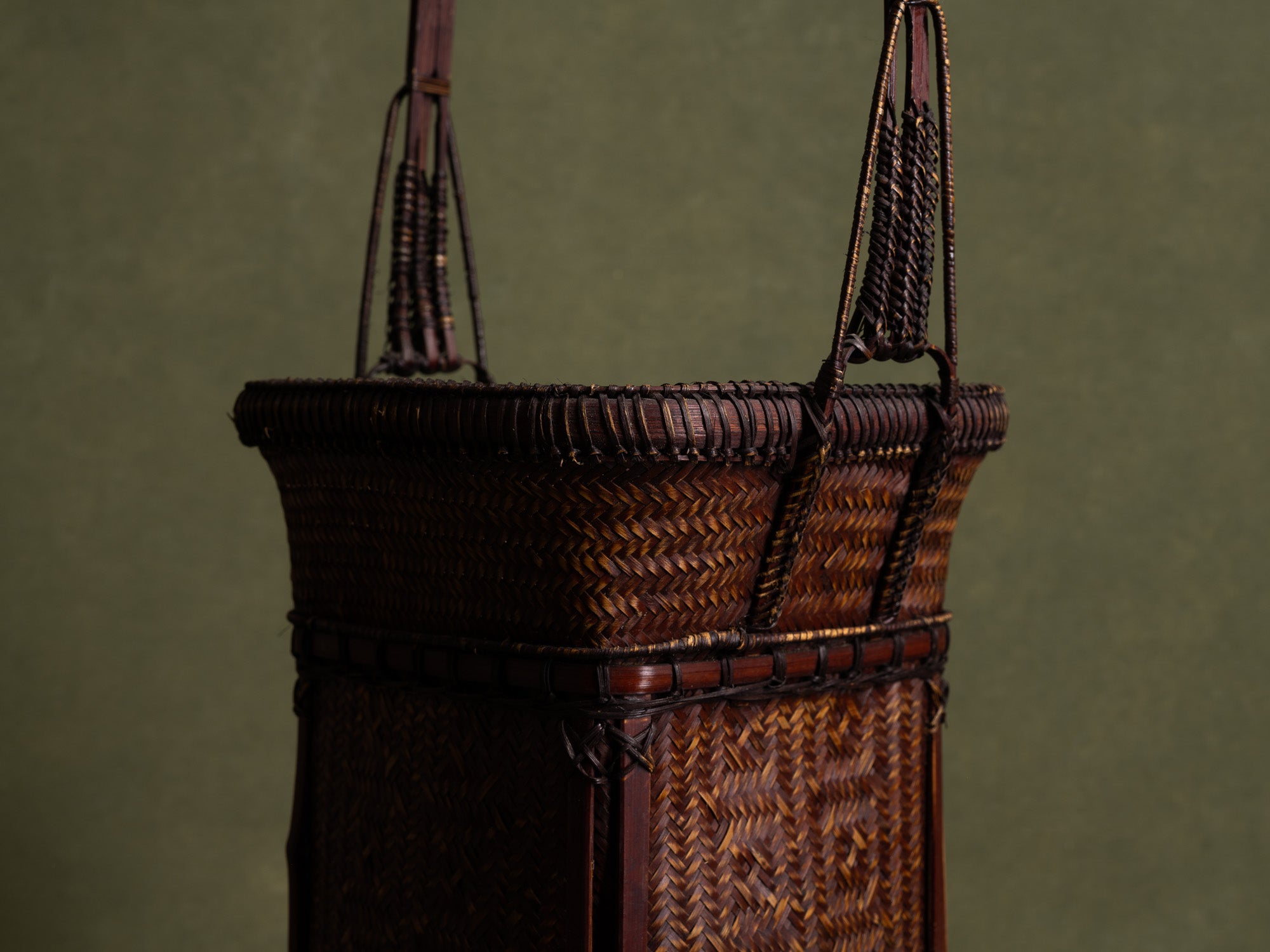 Hanakago, important panier à anse en bambou pour l'ikebana, Japon (Ére Shōwa)..Hanakago Ikebana madake bamboo basket with handle, Japan (Shōwa era)