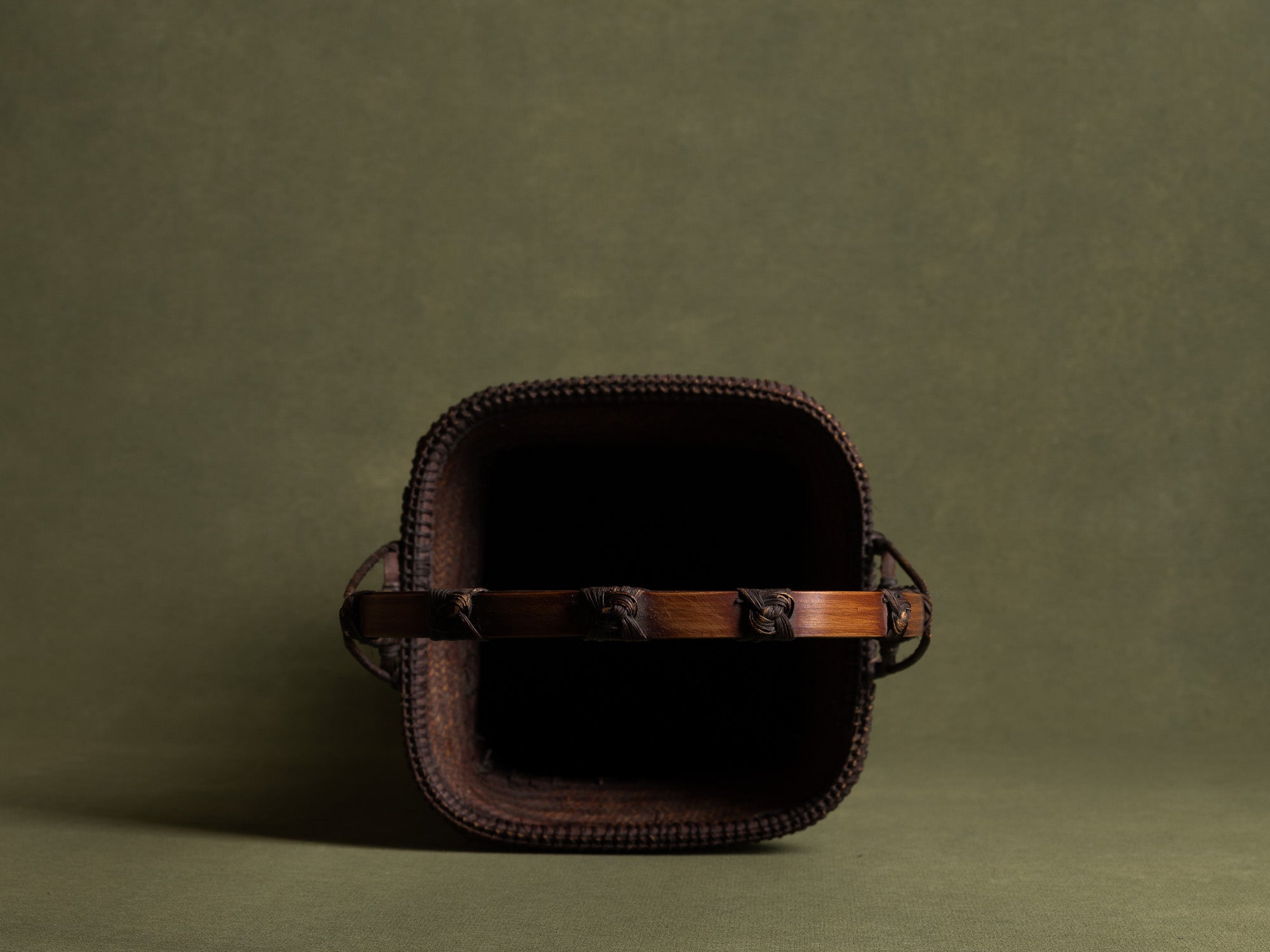 Hanakago, important panier à anse en bambou pour l'ikebana, Japon (Ére Shōwa)..Hanakago Ikebana madake bamboo basket with handle, Japan (Shōwa era)