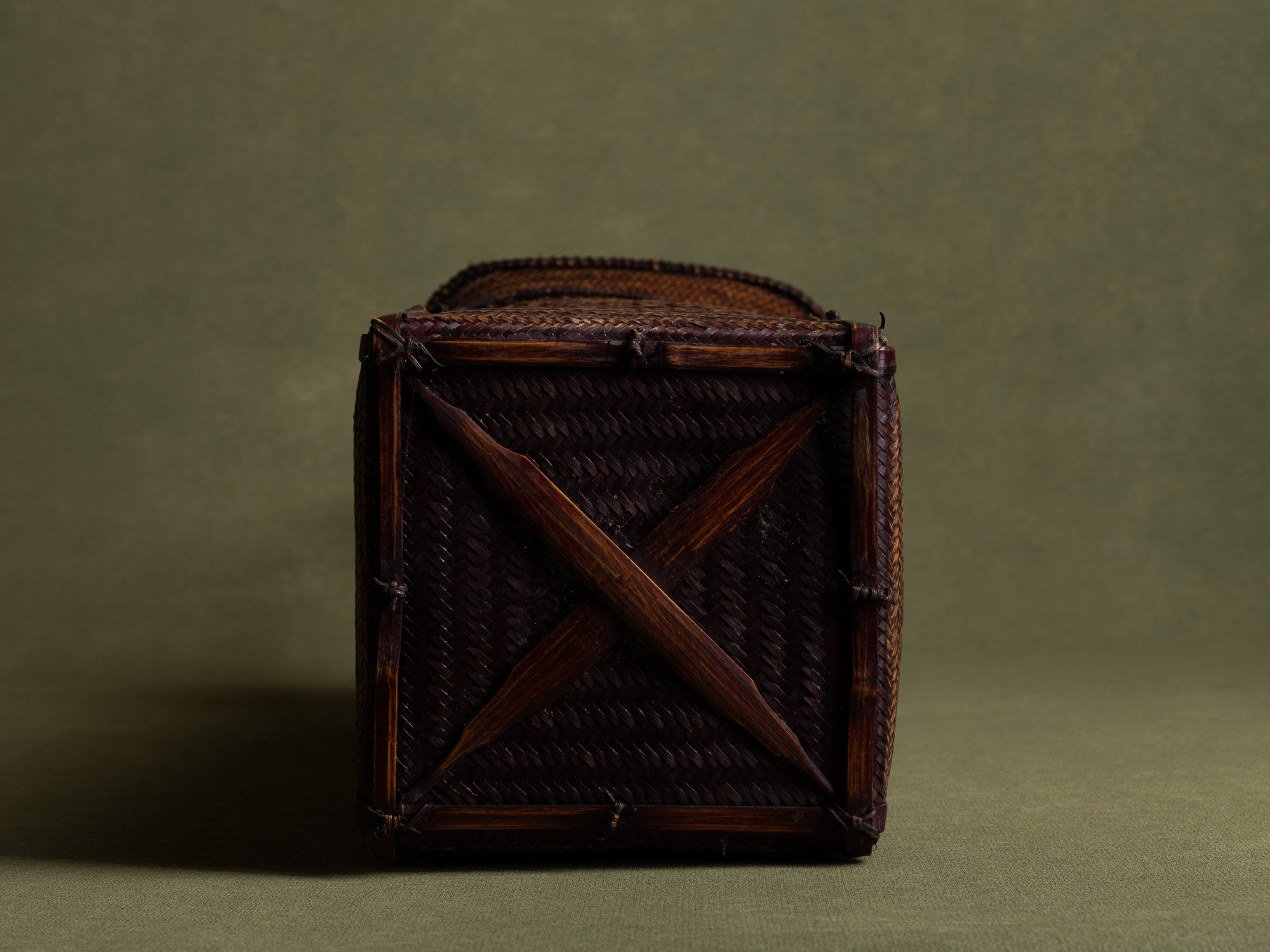 Hanakago, important panier à anse en bambou pour l'ikebana, Japon (Ére Shōwa)..Hanakago Ikebana madake bamboo basket with handle, Japan (Shōwa era)