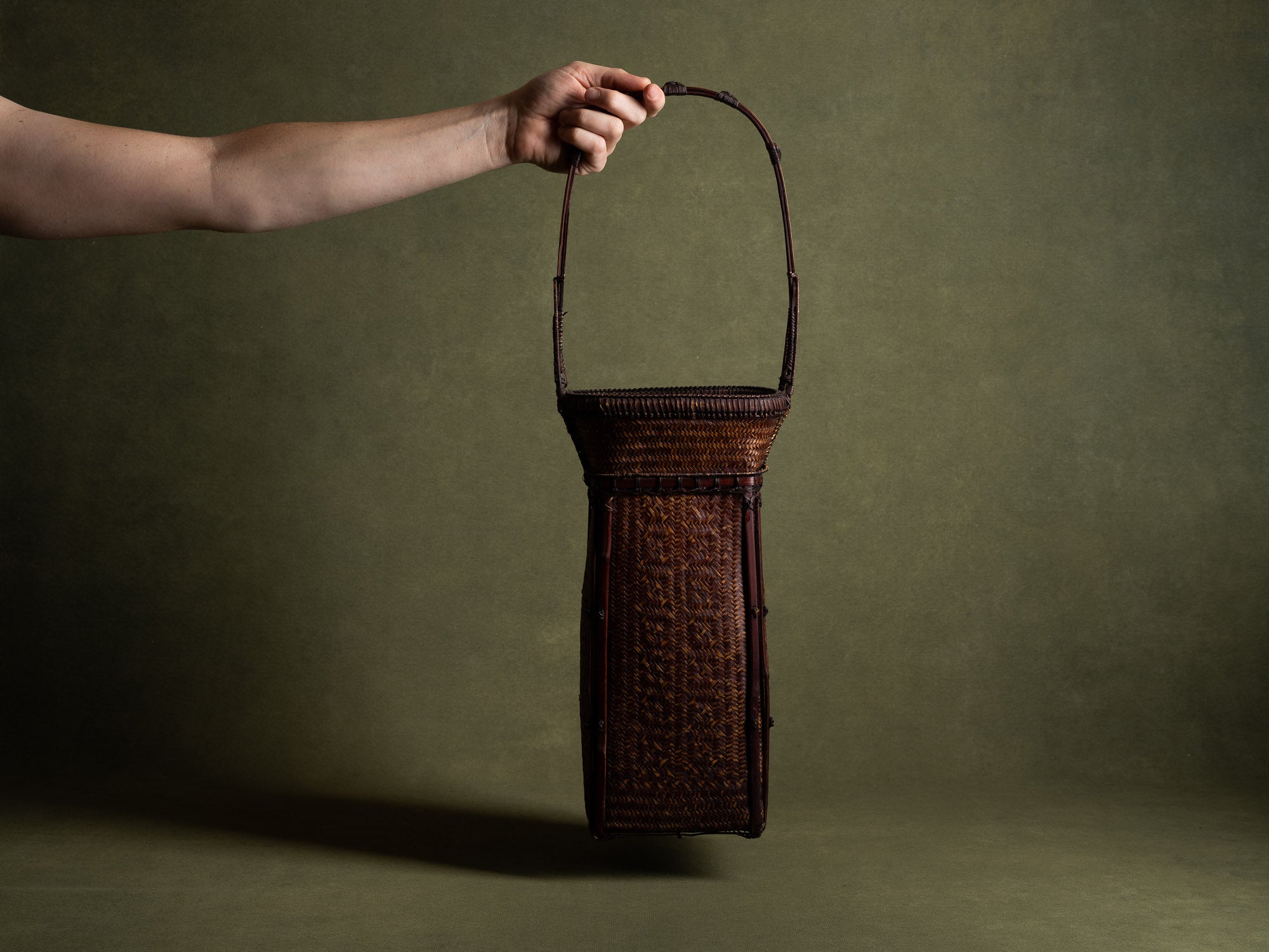 Hanakago, important panier à anse en bambou pour l'ikebana, Japon (Ére Shōwa)..Hanakago Ikebana madake bamboo basket with handle, Japan (Shōwa era)