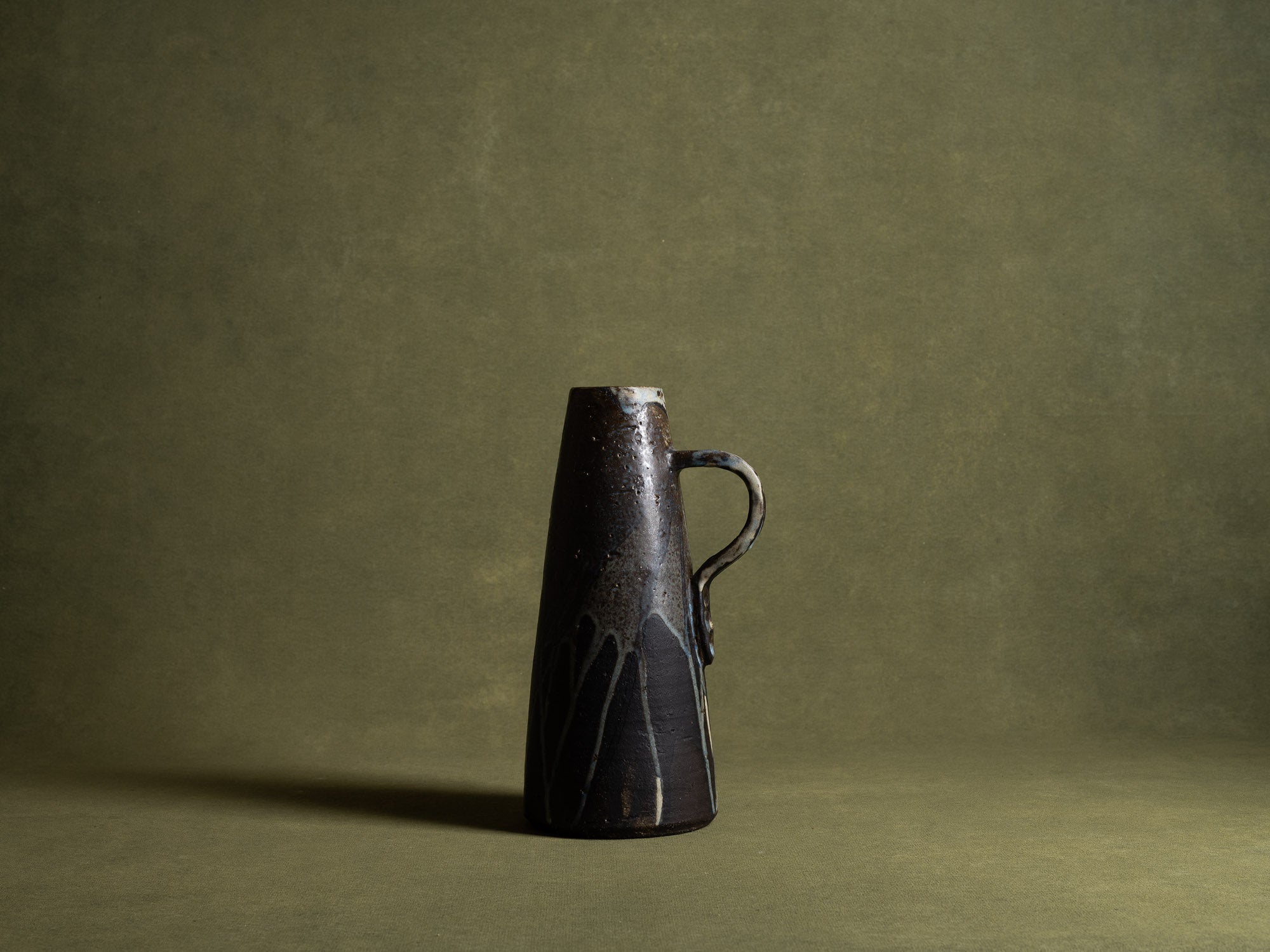 Vase ansé en grès par Hannie Mein, Pays-Bas (vers 1970)..Handeld vase by Hannie Mein, Netherlands (circa 1970)
