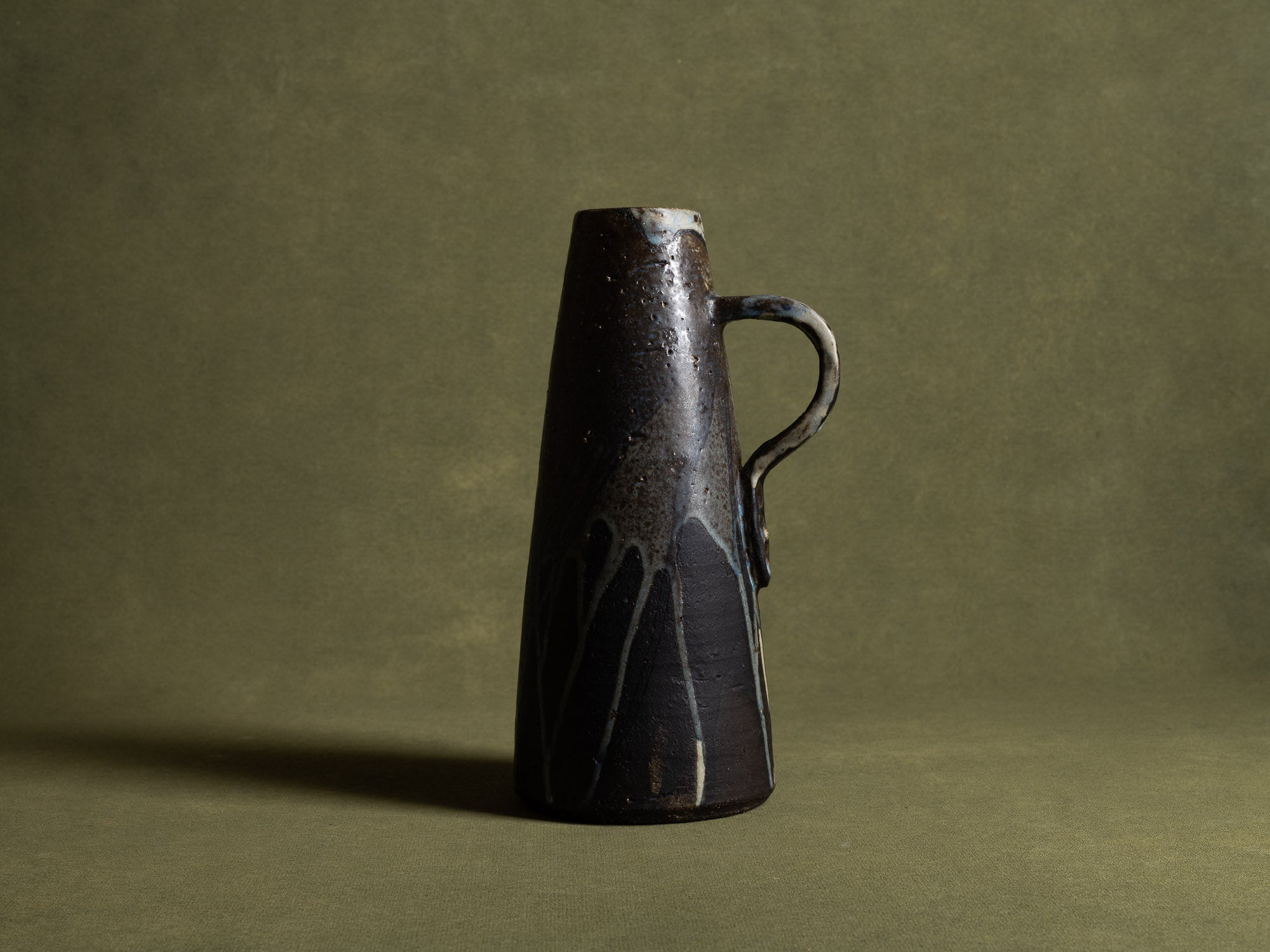 Vase ansé en grès par Hannie Mein, Pays-Bas (vers 1970)..Handeld vase by Hannie Mein, Netherlands (circa 1970)