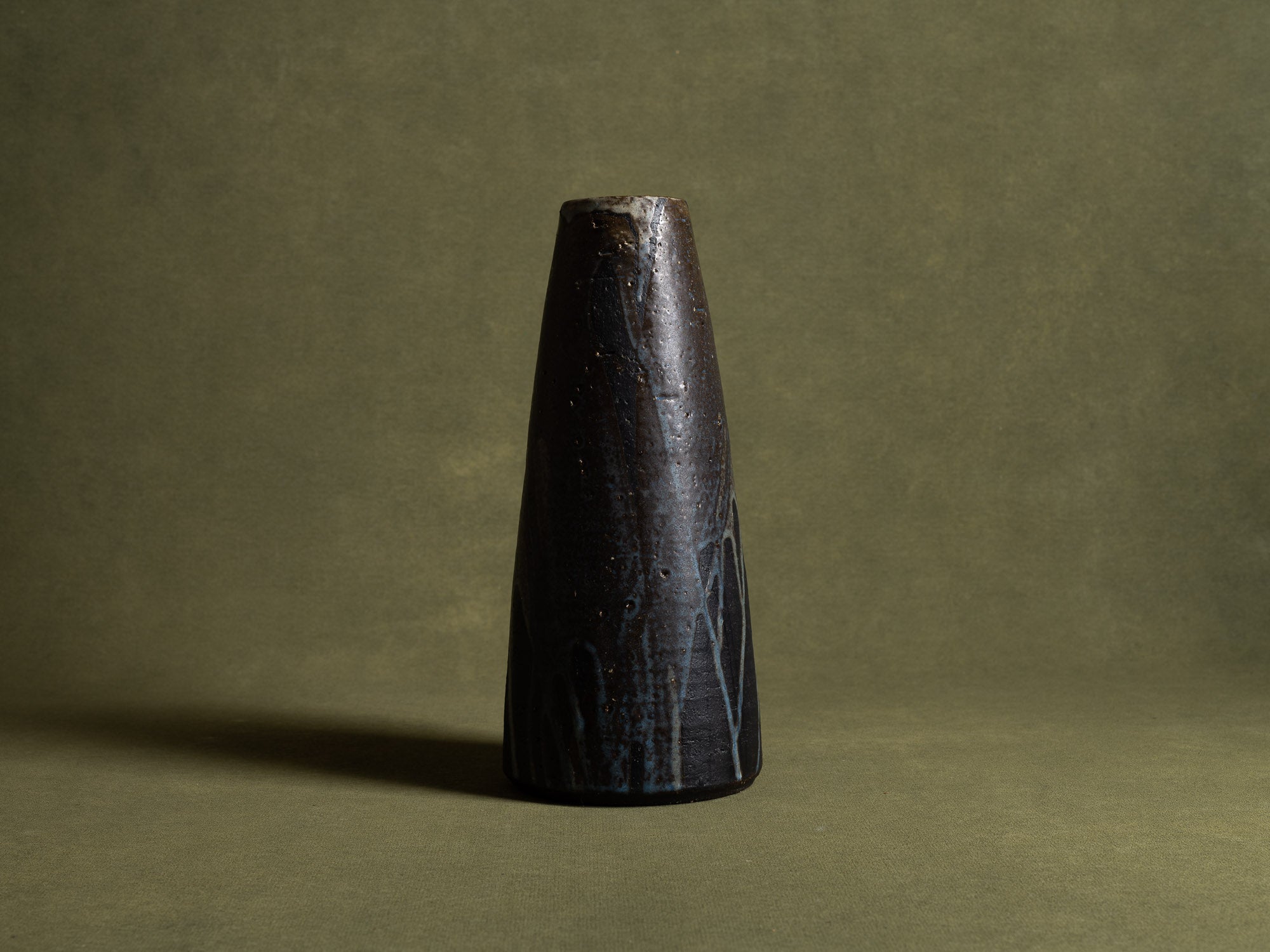 Vase ansé en grès par Hannie Mein, Pays-Bas (vers 1970)..Handeld vase by Hannie Mein, Netherlands (circa 1970)