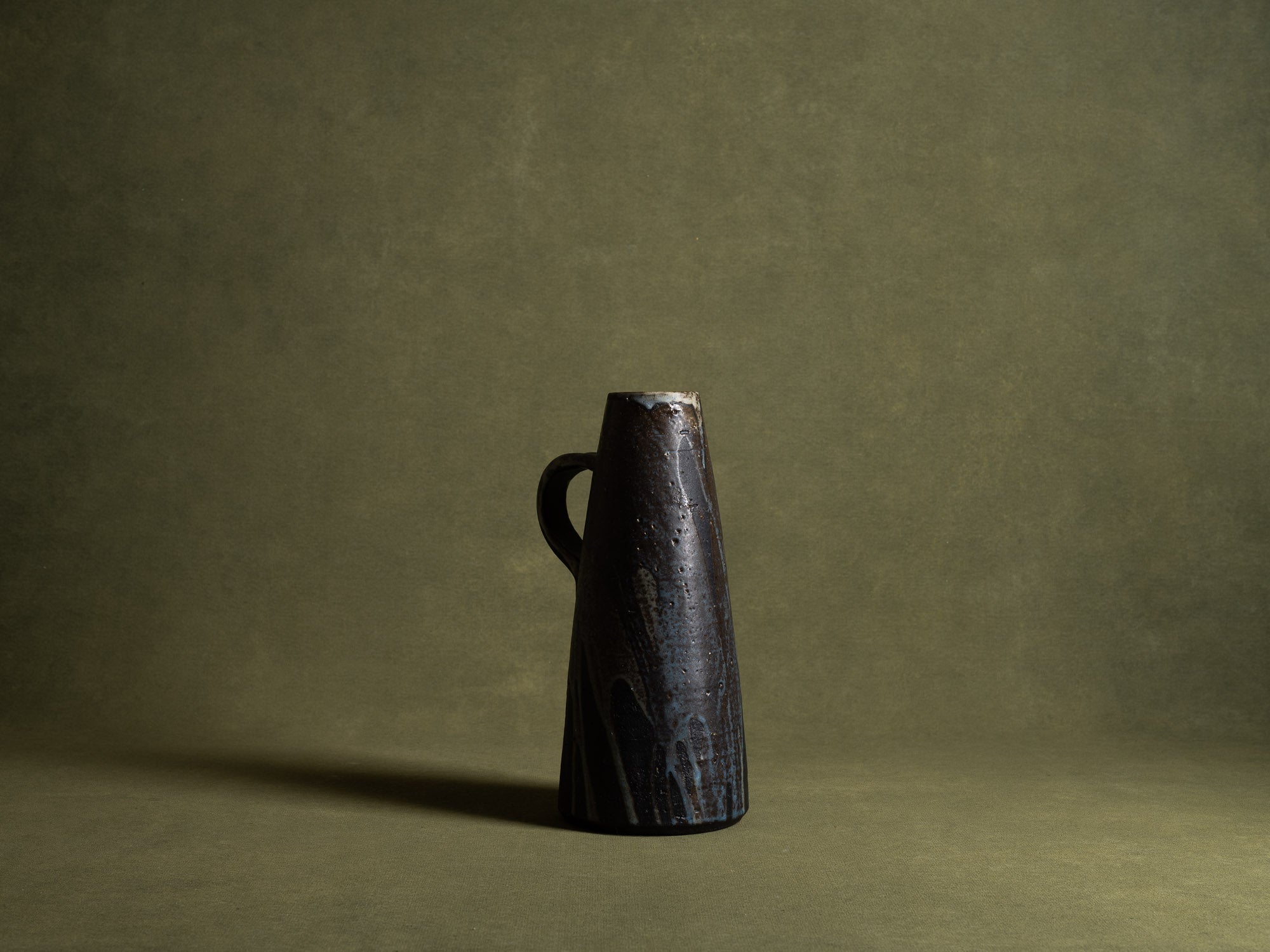 Vase ansé en grès par Hannie Mein, Pays-Bas (vers 1970)..Handeld vase by Hannie Mein, Netherlands (circa 1970)