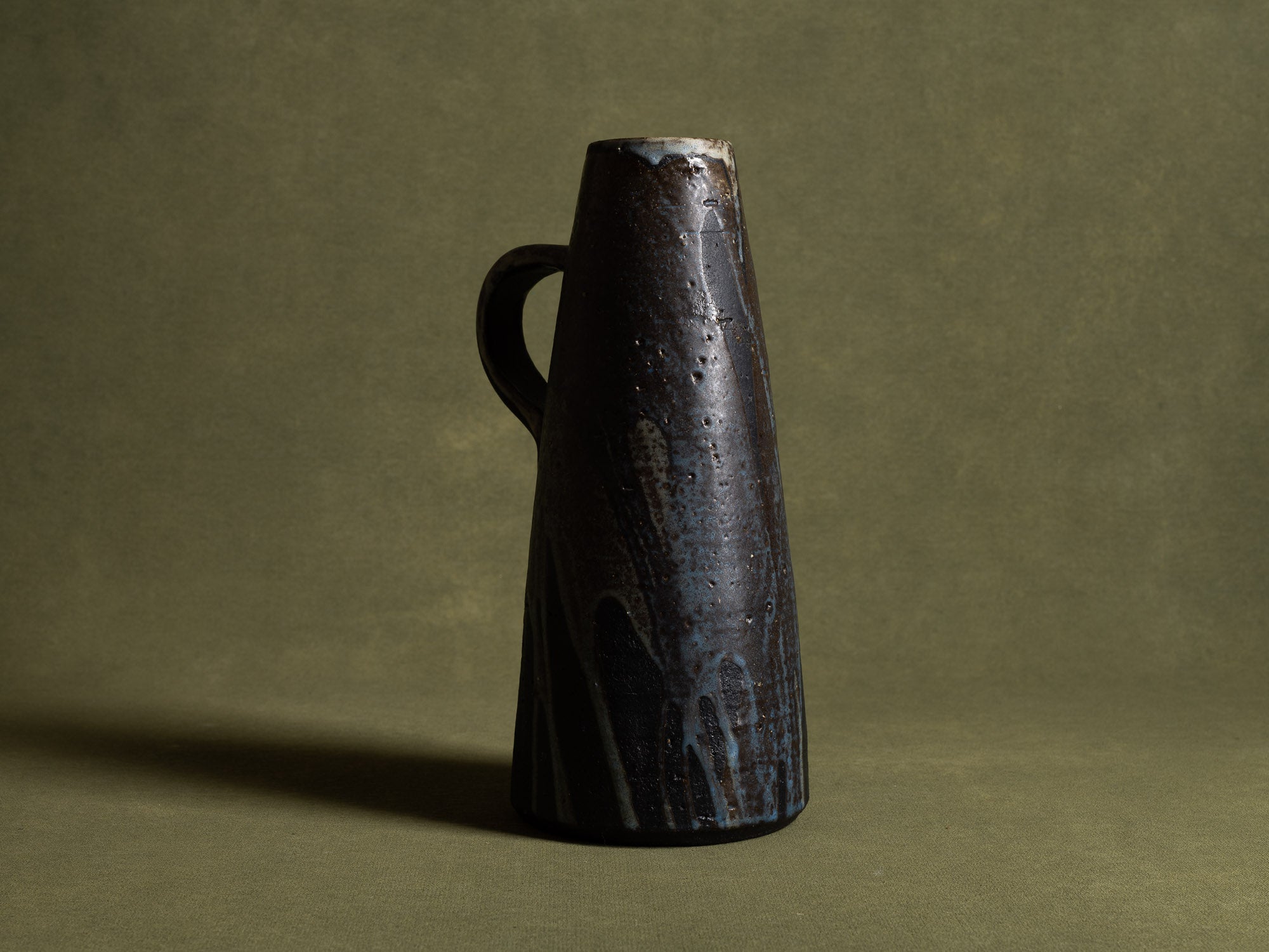 Vase ansé en grès par Hannie Mein, Pays-Bas (vers 1970)..Handeld vase by Hannie Mein, Netherlands (circa 1970)