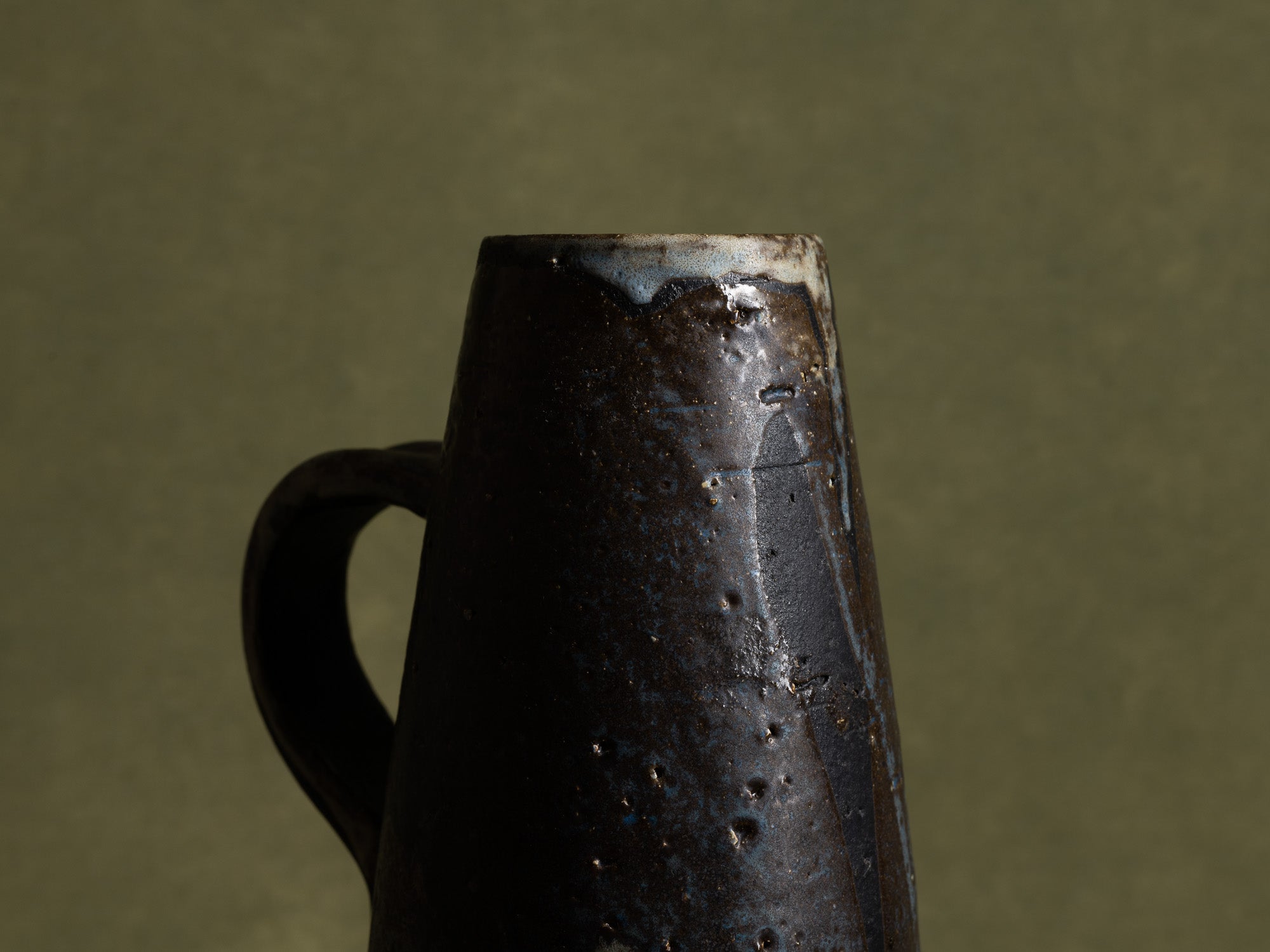 Vase ansé en grès par Hannie Mein, Pays-Bas (vers 1970)..Handeld vase by Hannie Mein, Netherlands (circa 1970)