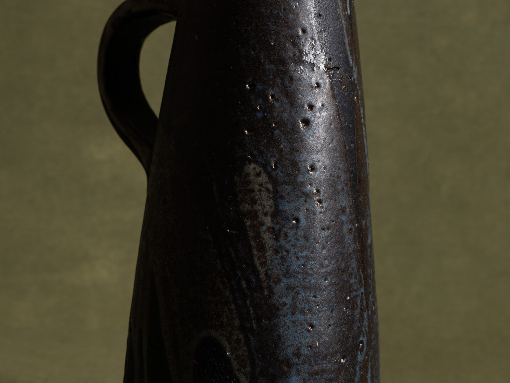 Vase ansé en grès par Hannie Mein, Pays-Bas (vers 1970)..Handeld vase by Hannie Mein, Netherlands (circa 1970)