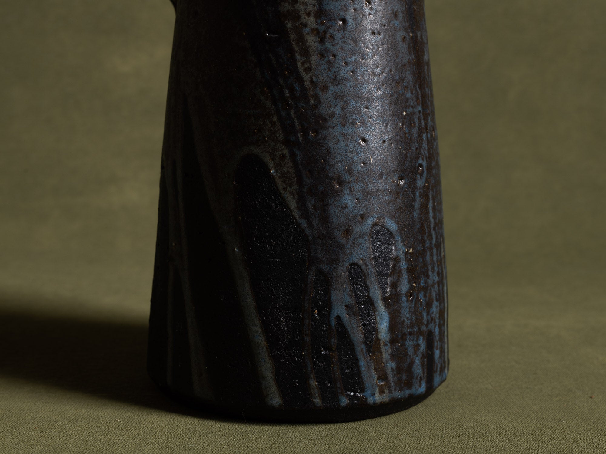 Vase ansé en grès par Hannie Mein, Pays-Bas (vers 1970)..Handeld vase by Hannie Mein, Netherlands (circa 1970)