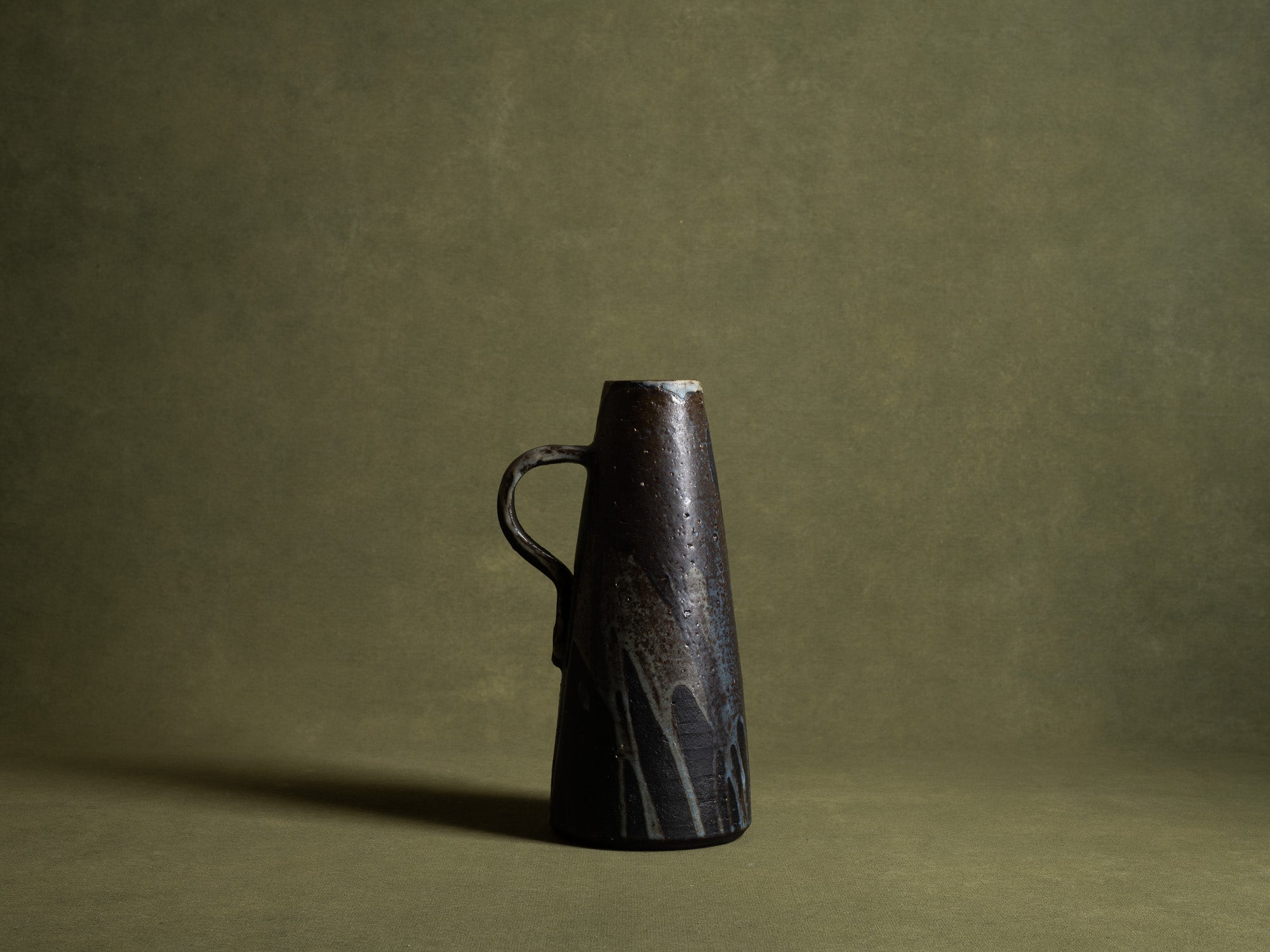 Vase ansé en grès par Hannie Mein, Pays-Bas (vers 1970)..Handeld vase by Hannie Mein, Netherlands (circa 1970)