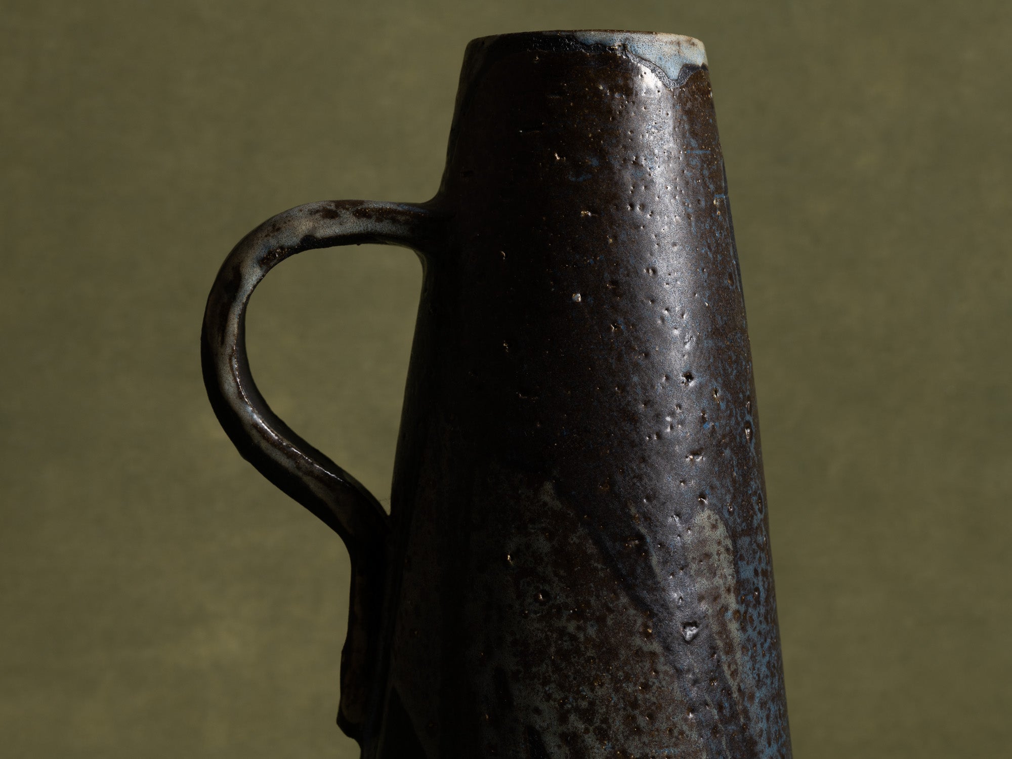 Vase ansé en grès par Hannie Mein, Pays-Bas (vers 1970)..Handeld vase by Hannie Mein, Netherlands (circa 1970)