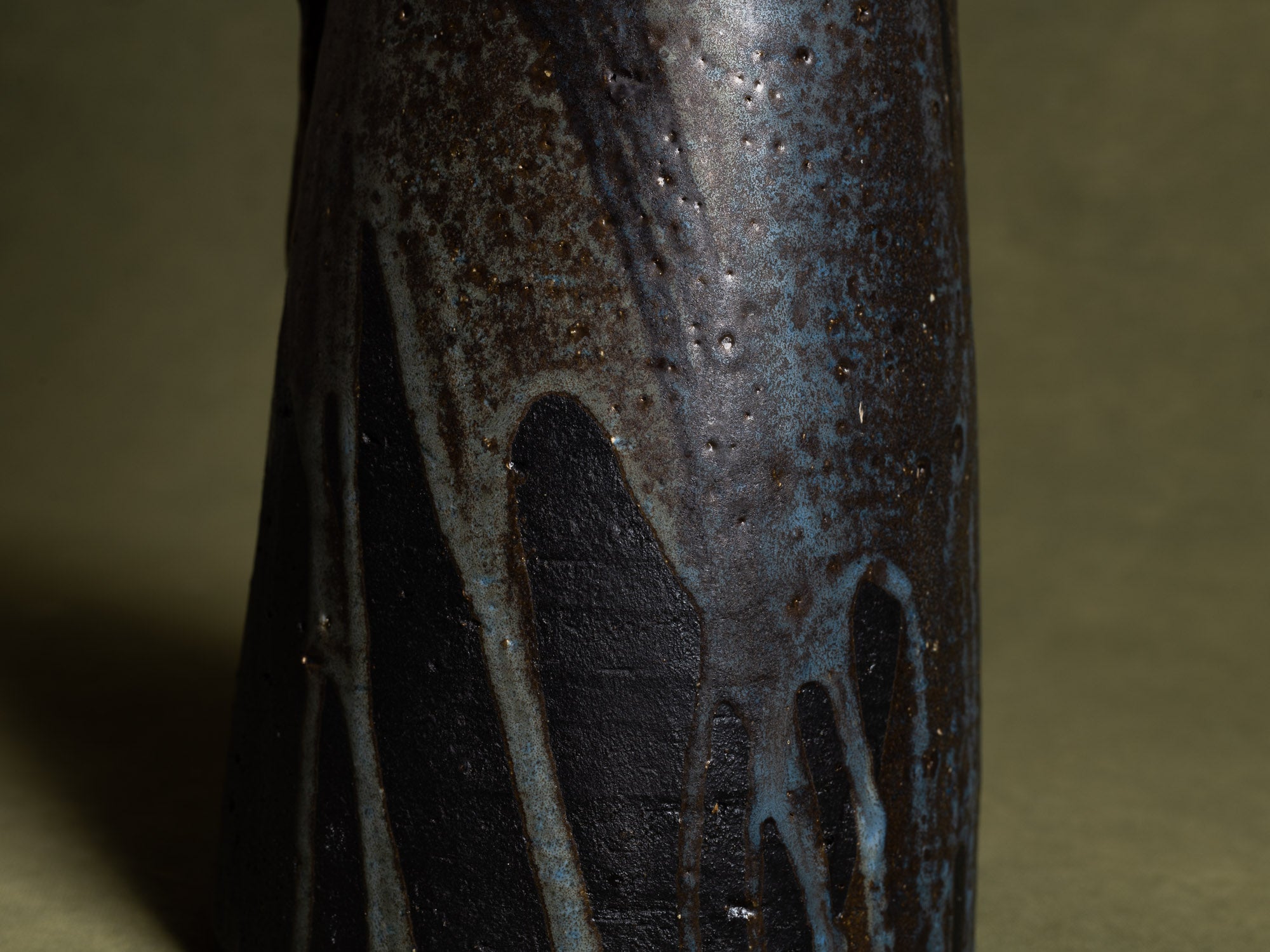 Vase ansé en grès par Hannie Mein, Pays-Bas (vers 1970)..Handeld vase by Hannie Mein, Netherlands (circa 1970)