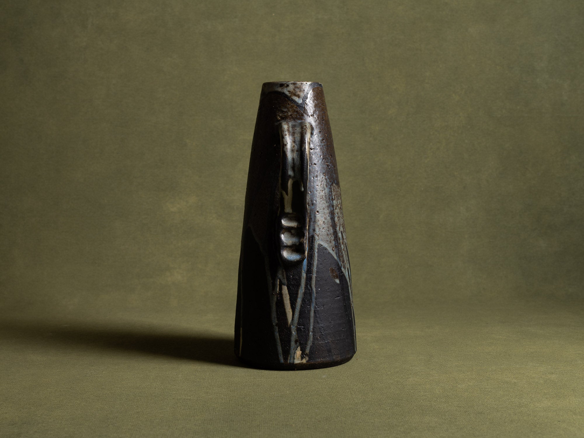 Vase ansé en grès par Hannie Mein, Pays-Bas (vers 1970)..Handeld vase by Hannie Mein, Netherlands (circa 1970)