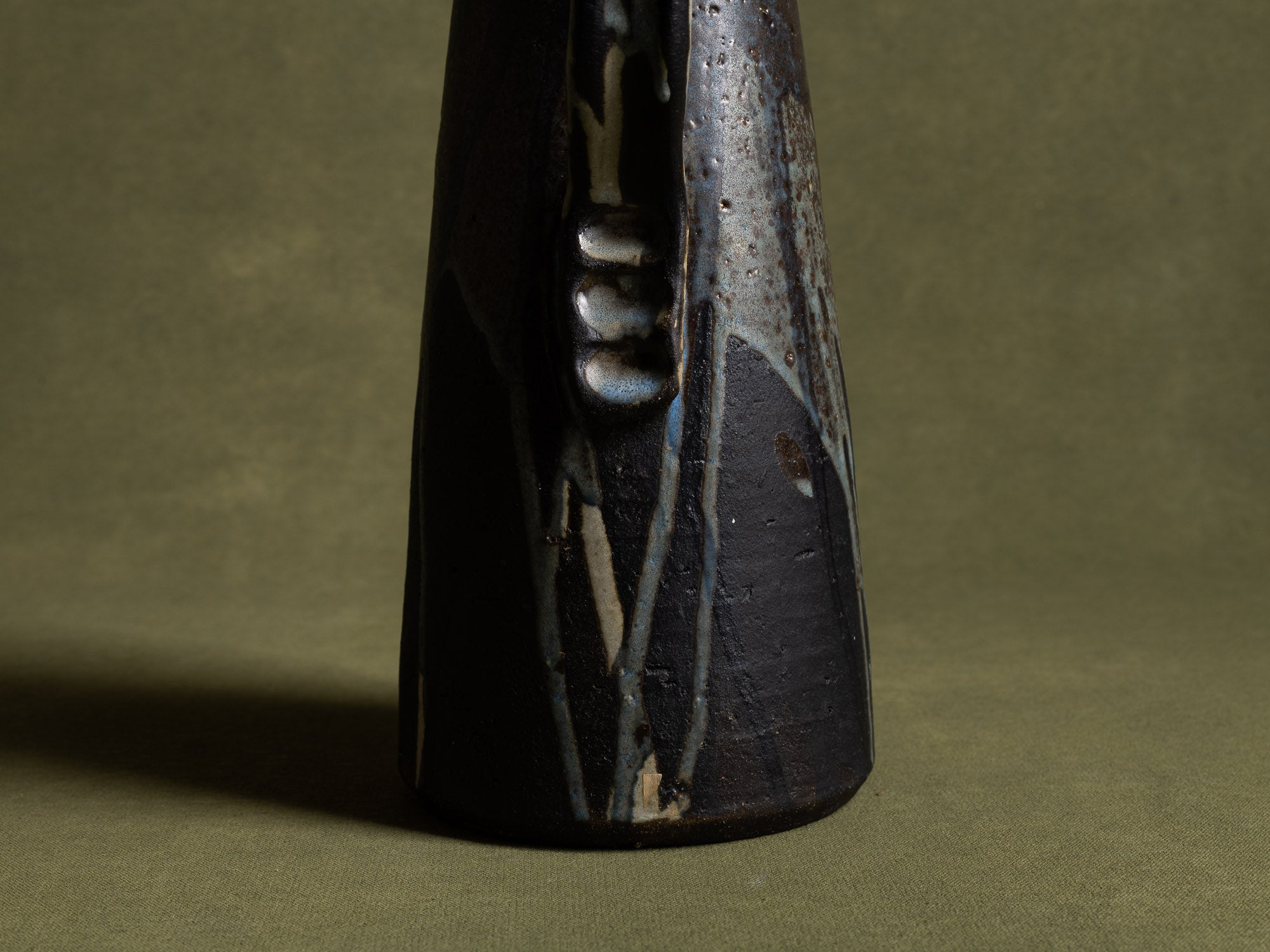 Vase ansé en grès par Hannie Mein, Pays-Bas (vers 1970)..Handeld vase by Hannie Mein, Netherlands (circa 1970)