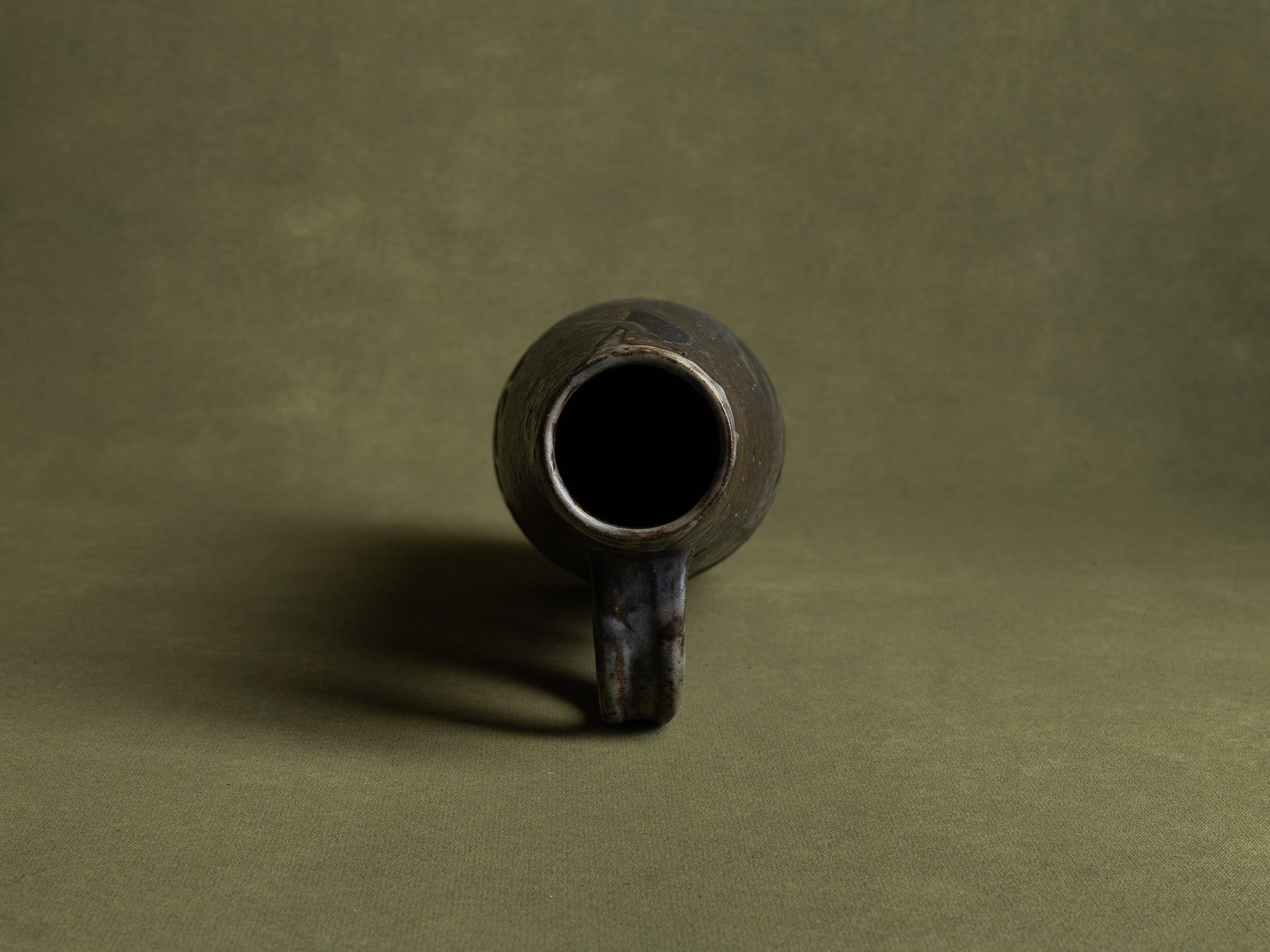 Vase ansé en grès par Hannie Mein, Pays-Bas (vers 1970)..Handeld vase by Hannie Mein, Netherlands (circa 1970)