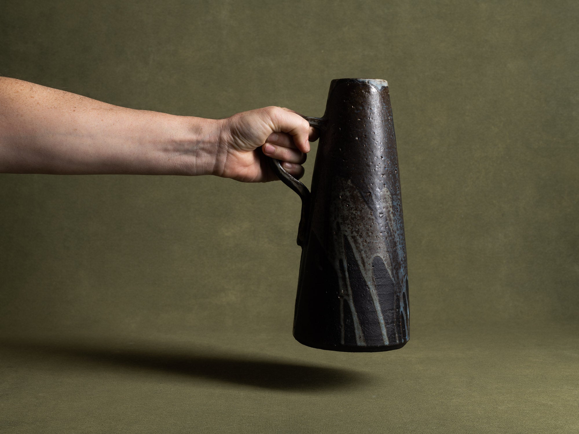Vase ansé en grès par Hannie Mein, Pays-Bas (vers 1970)..Handeld vase by Hannie Mein, Netherlands (circa 1970)