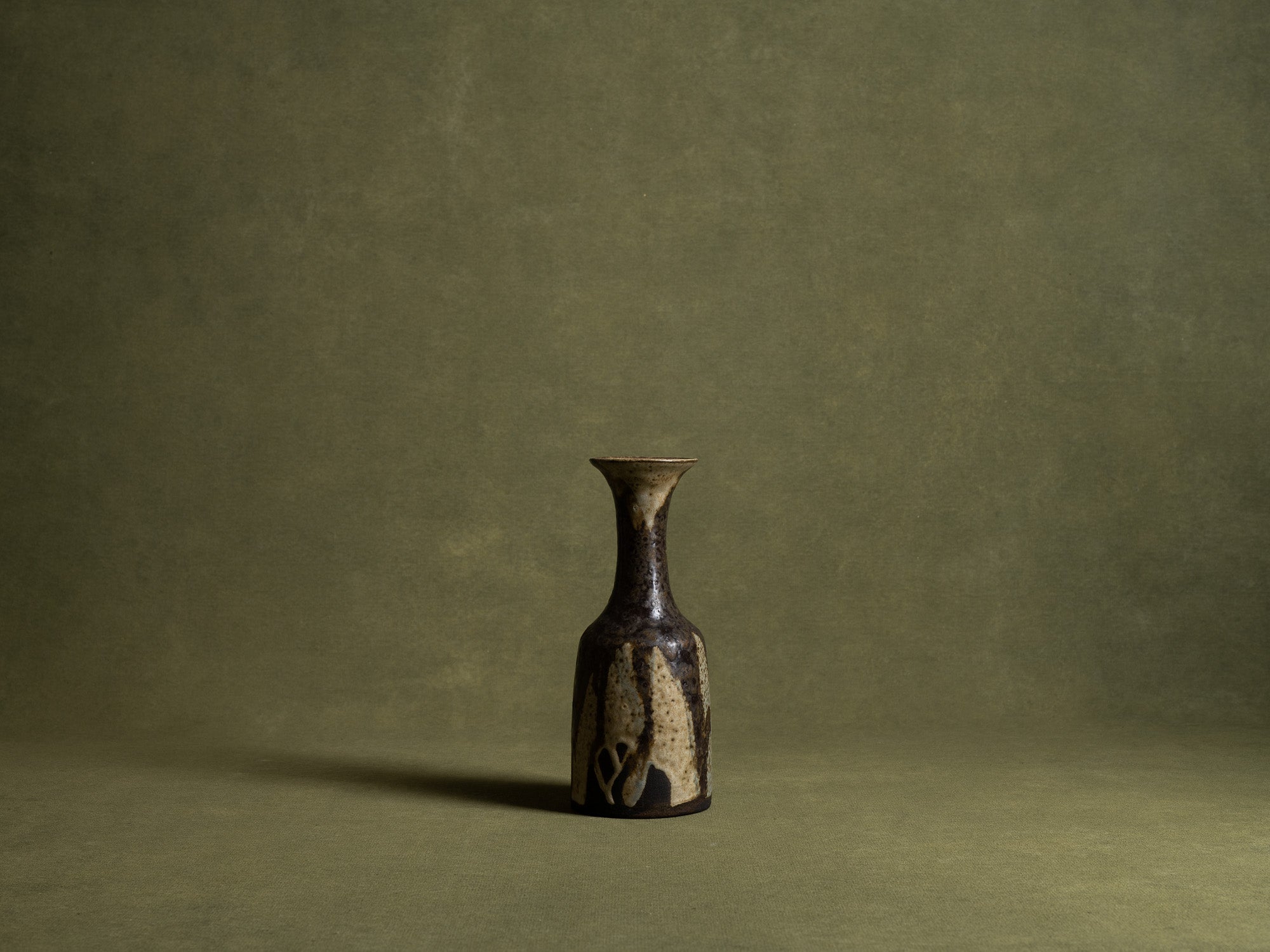 Petit vase en grès par Hannie Mein, Pays-Bas (vers 1970)..Vase by Hannie Mein, Netherlands (circa 1970)