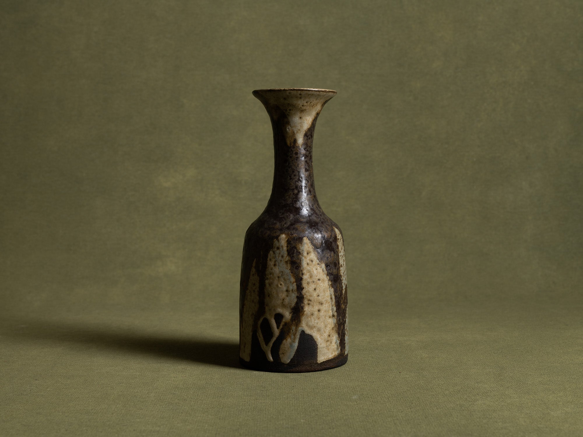 Petit vase en grès par Hannie Mein, Pays-Bas (vers 1970)..Vase by Hannie Mein, Netherlands (circa 1970)
