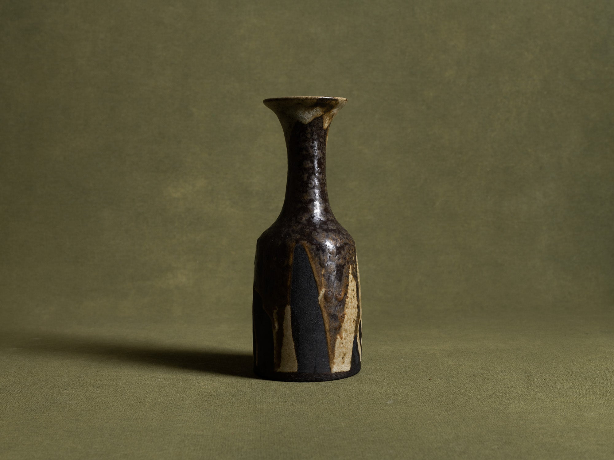 Petit vase en grès par Hannie Mein, Pays-Bas (vers 1970)..Vase by Hannie Mein, Netherlands (circa 1970)