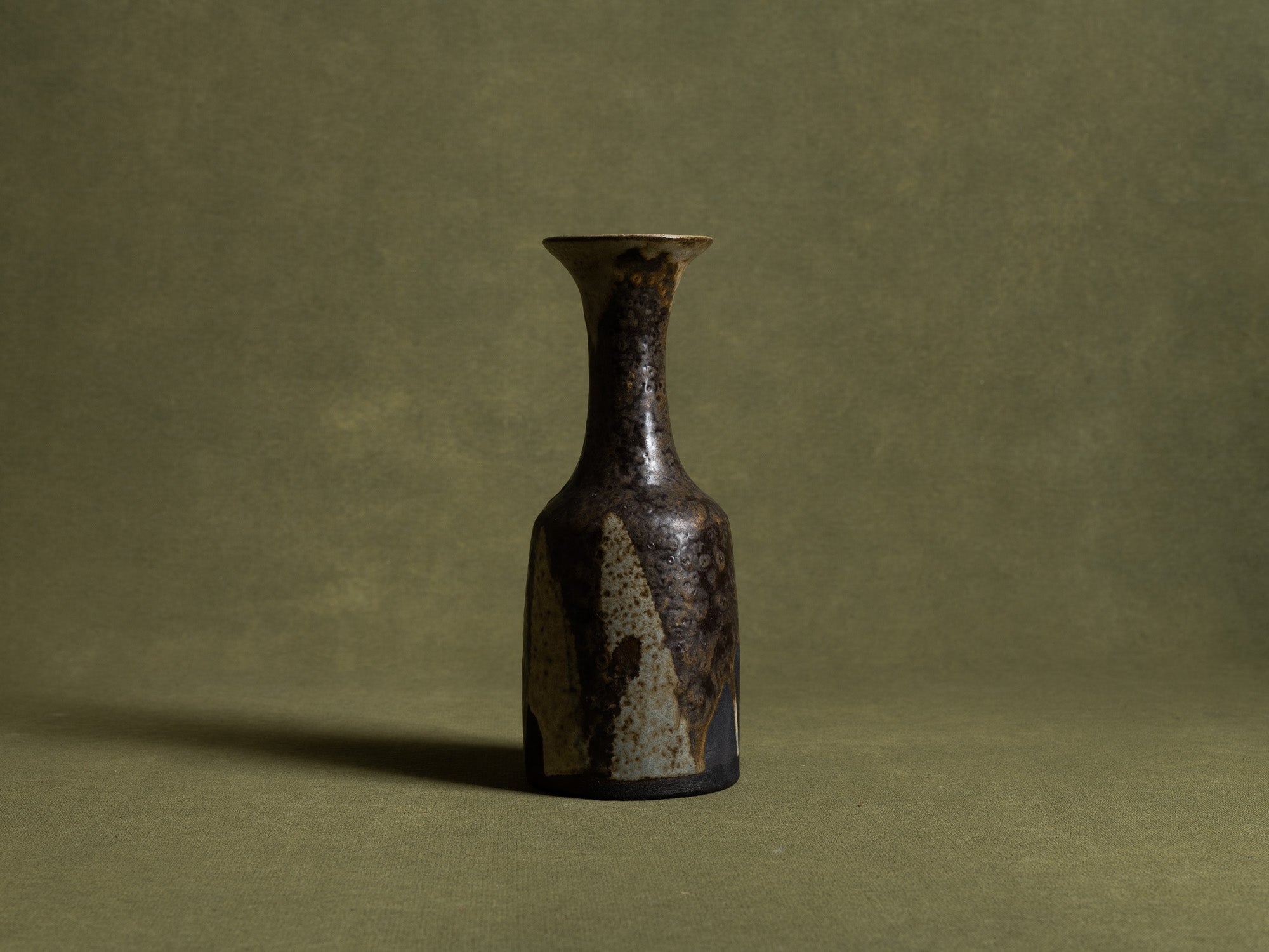 Petit vase en grès par Hannie Mein, Pays-Bas (vers 1970)..Vase by Hannie Mein, Netherlands (circa 1970)