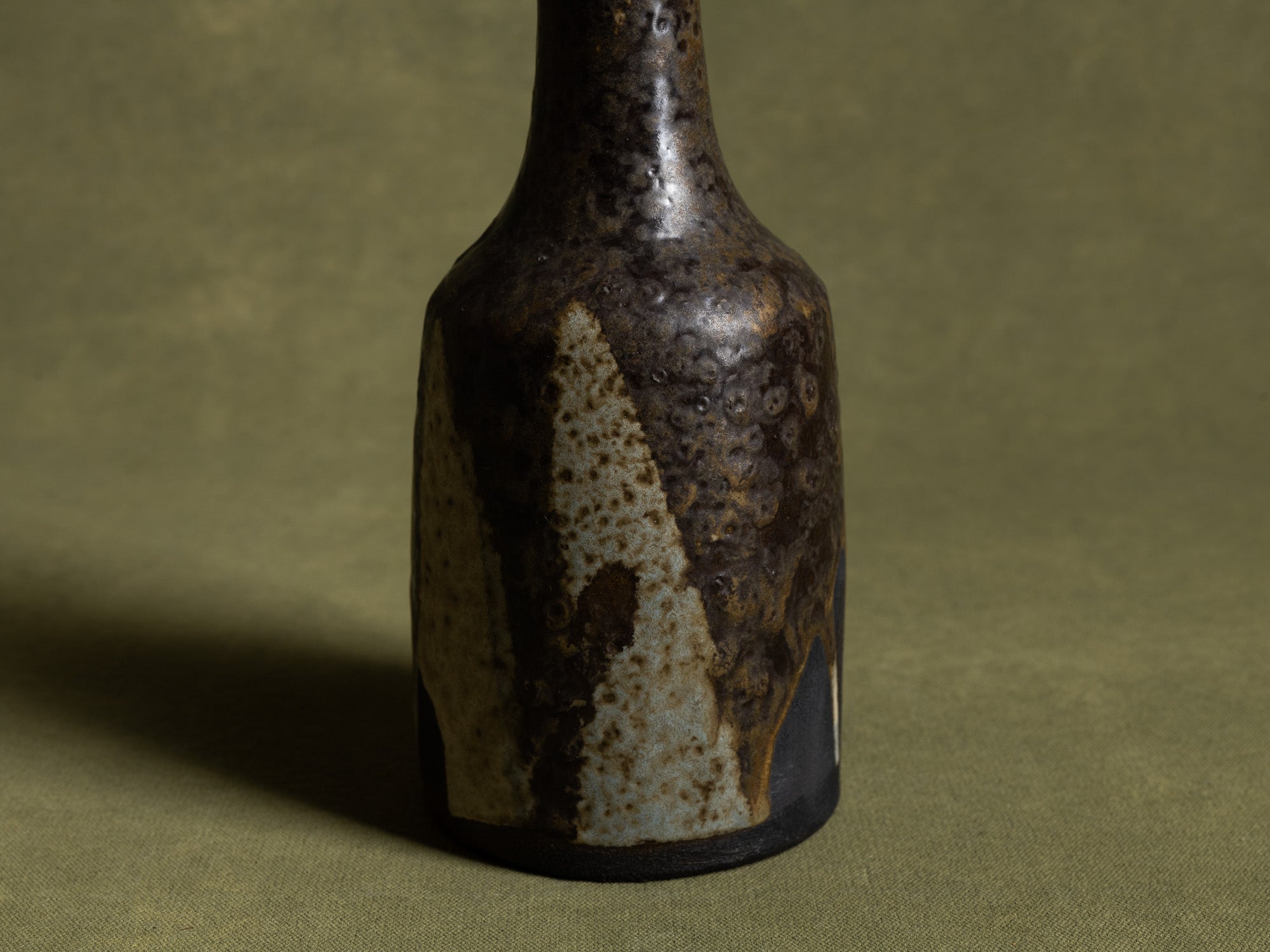 Petit vase en grès par Hannie Mein, Pays-Bas (vers 1970)..Vase by Hannie Mein, Netherlands (circa 1970)