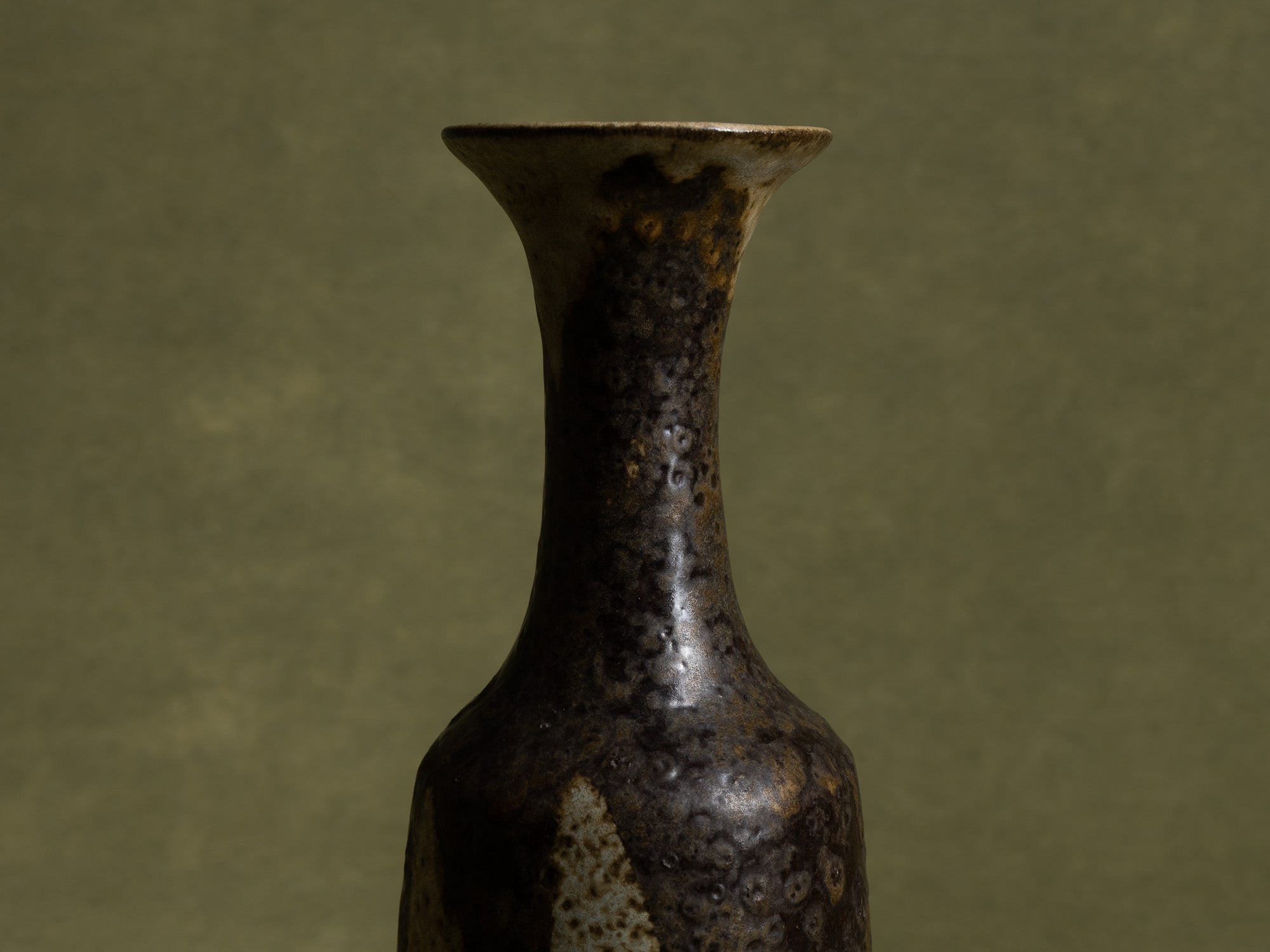 Petit vase en grès par Hannie Mein, Pays-Bas (vers 1970)..Vase by Hannie Mein, Netherlands (circa 1970)