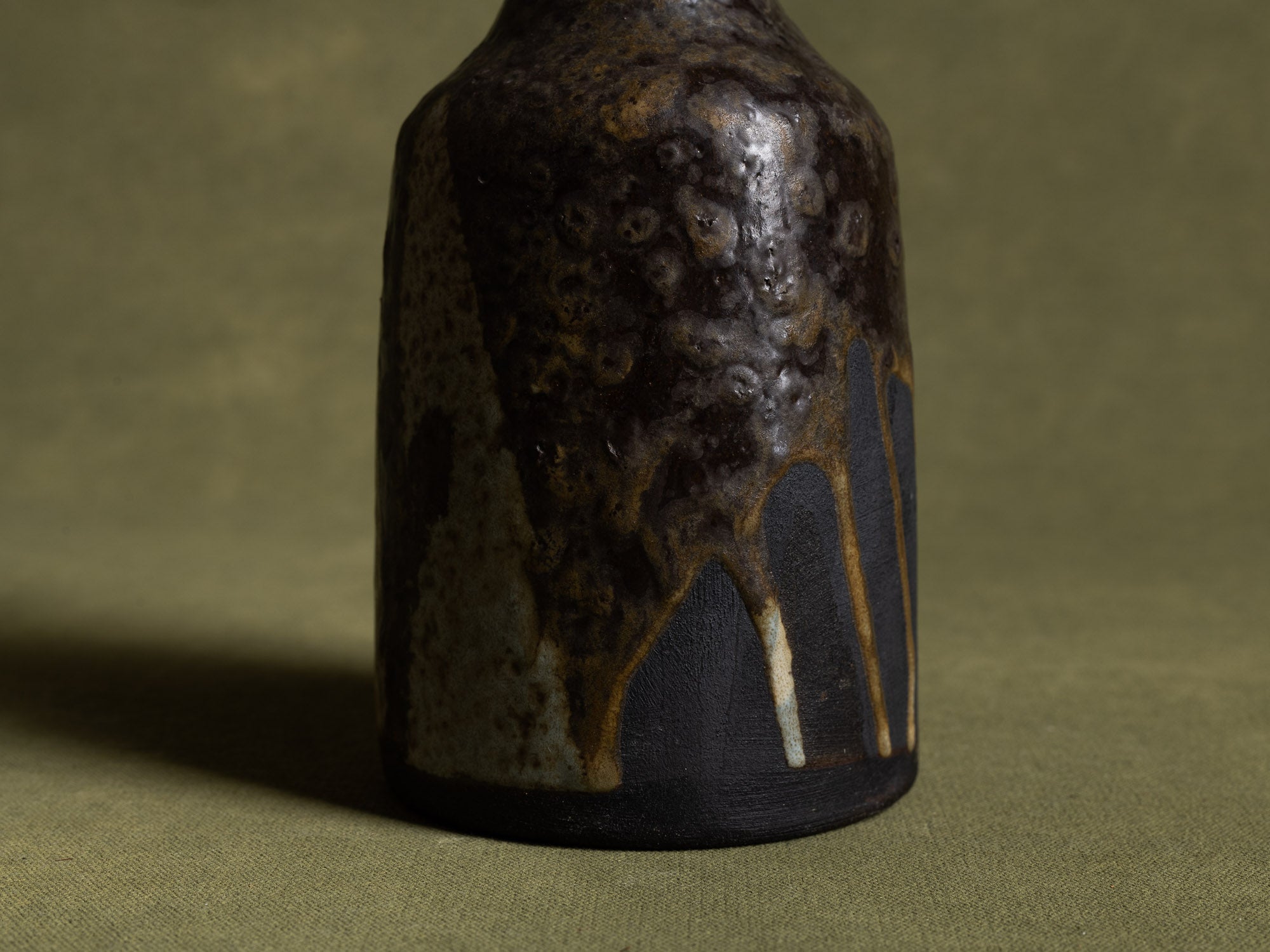 Petit vase en grès par Hannie Mein, Pays-Bas (vers 1970)..Vase by Hannie Mein, Netherlands (circa 1970)