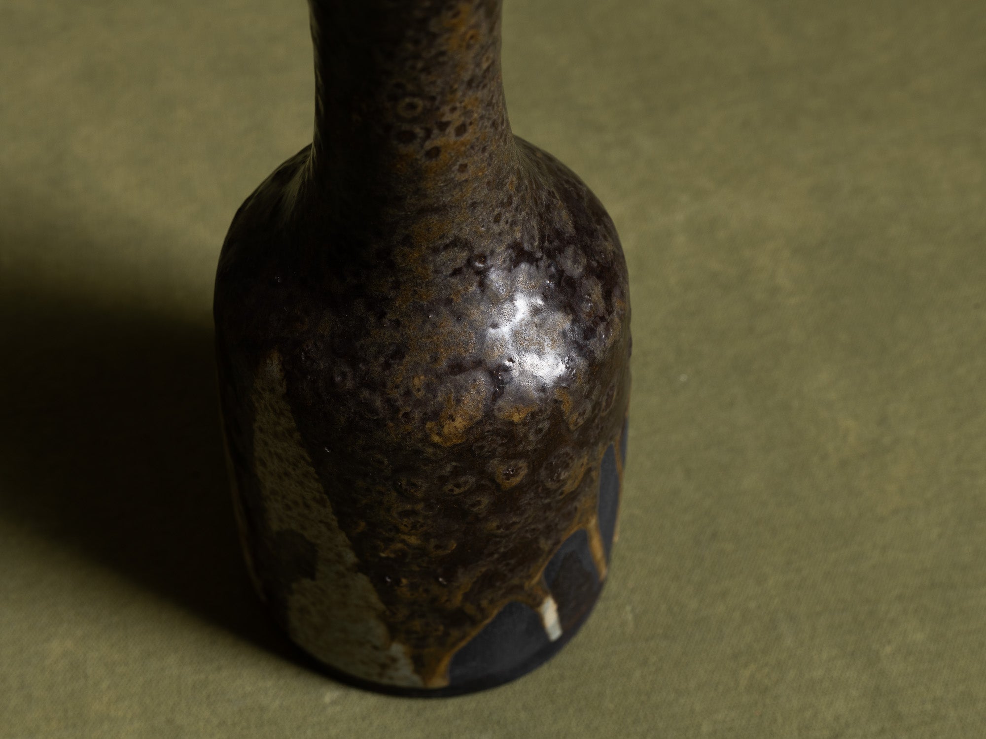 Petit vase en grès par Hannie Mein, Pays-Bas (vers 1970)..Vase by Hannie Mein, Netherlands (circa 1970)