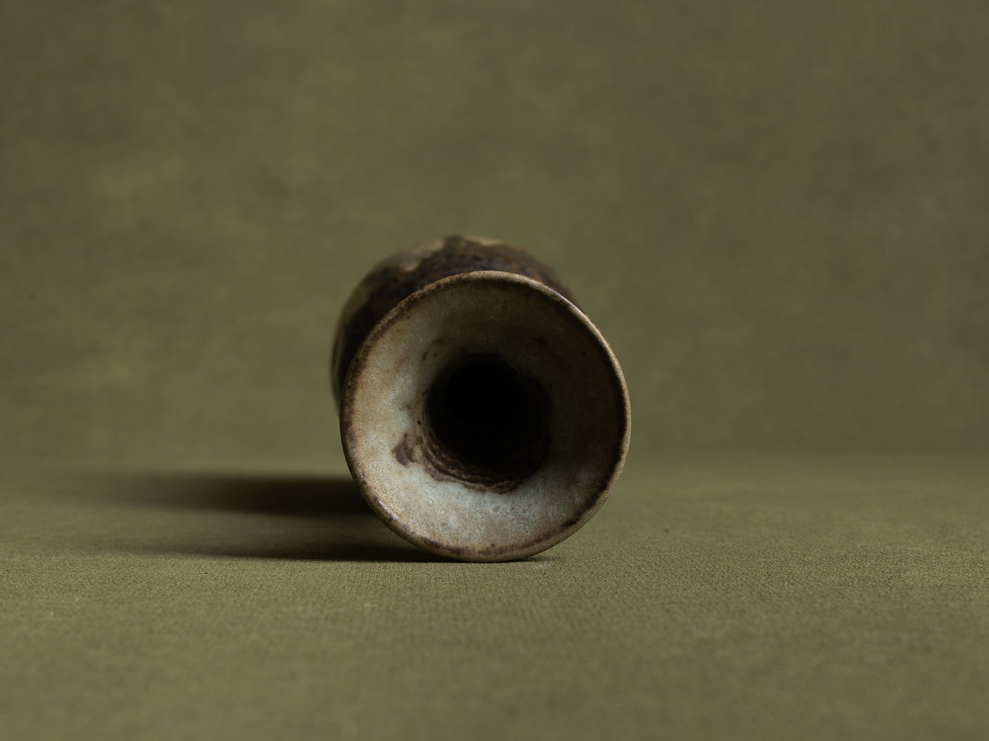 Petit vase en grès par Hannie Mein, Pays-Bas (vers 1970)..Vase by Hannie Mein, Netherlands (circa 1970)