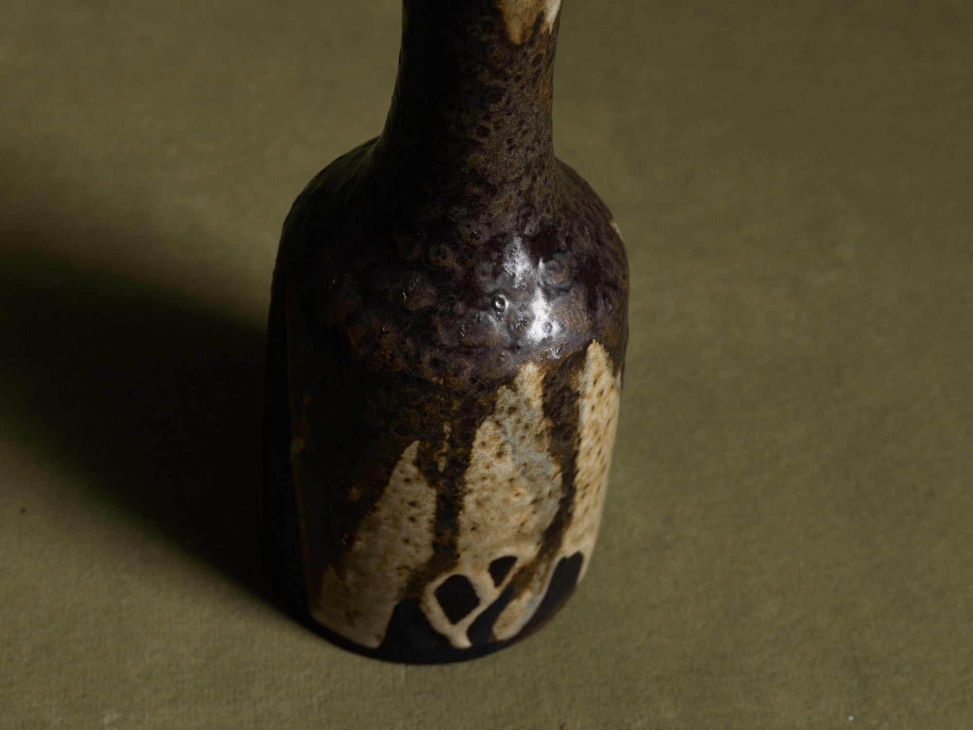 Petit vase en grès par Hannie Mein, Pays-Bas (vers 1970)..Vase by Hannie Mein, Netherlands (circa 1970)