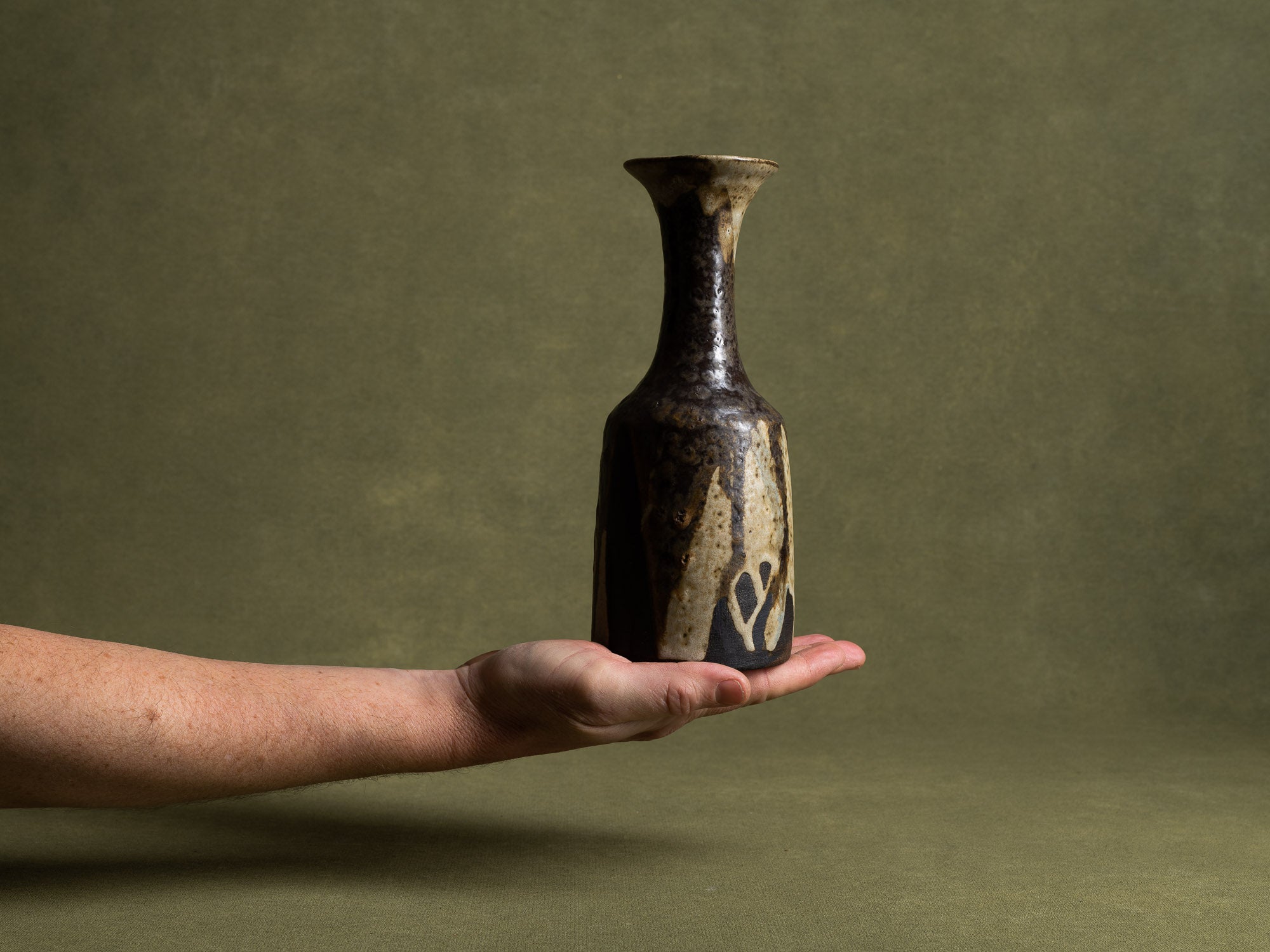 Petit vase en grès par Hannie Mein, Pays-Bas (vers 1970)..Vase by Hannie Mein, Netherlands (circa 1970)