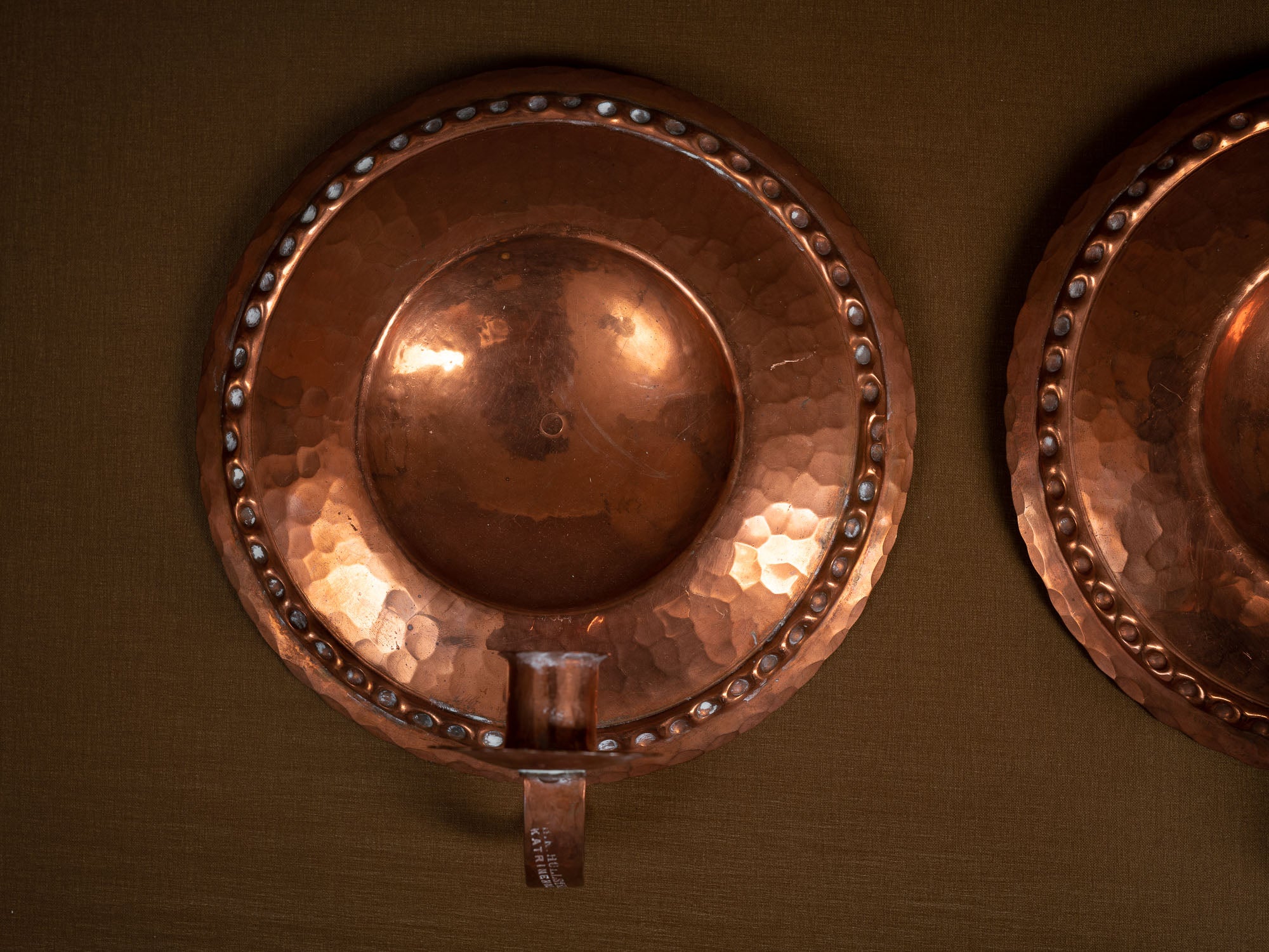 Rare paire de miroirs d'appliques en cuivre par B.K. Hollstein, Suède (vers 1900)..Set of 2 folk copper wall hanging candle holders by B.K. Hollstein, Sweden (ca. 1900)