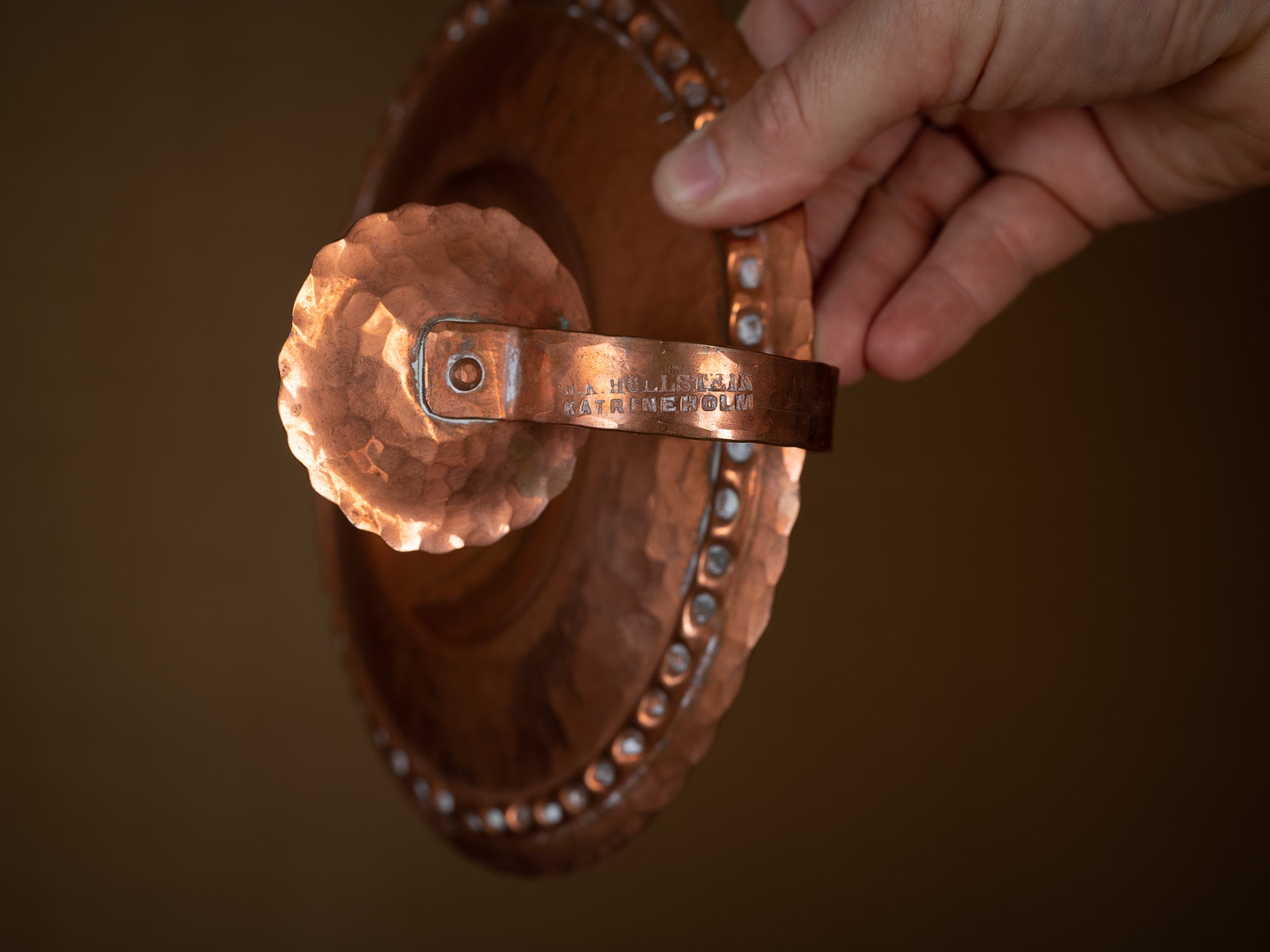 Rare paire de miroirs d'appliques en cuivre par B.K. Hollstein, Suède (vers 1900)..Set of 2 folk copper wall hanging candle holders by B.K. Hollstein, Sweden (ca. 1900)