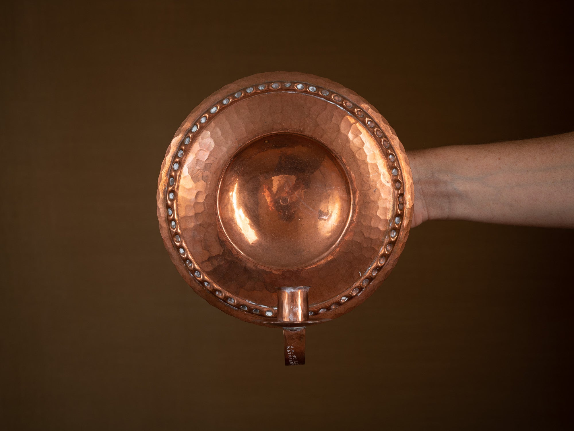 Rare paire de miroirs d'appliques en cuivre par B.K. Hollstein, Suède (vers 1900)..Set of 2 folk copper wall hanging candle holders by B.K. Hollstein, Sweden (ca. 1900)