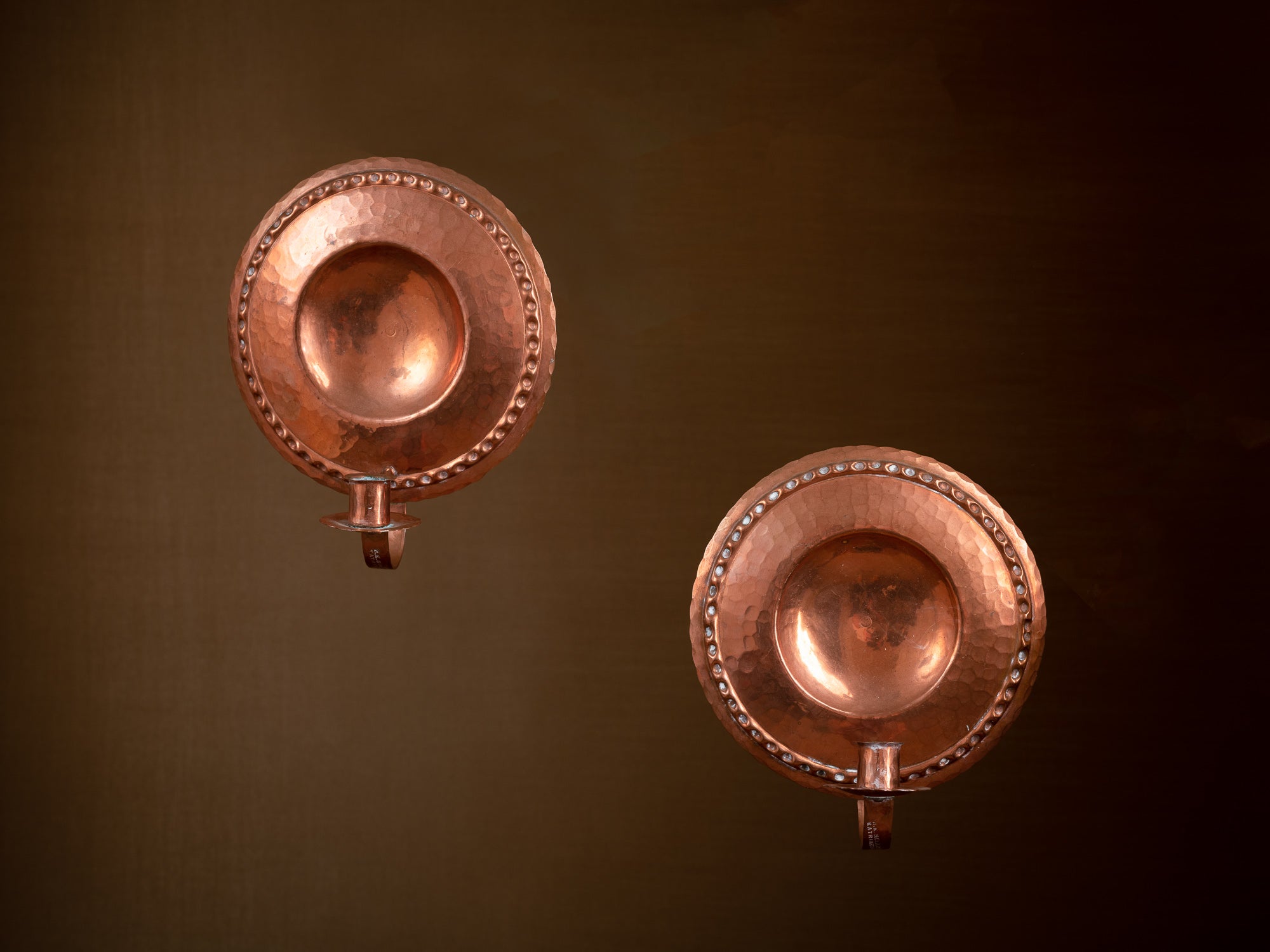 Rare paire de miroirs d'appliques en cuivre par B.K. Hollstein, Suède (vers 1900)..Set of 2 folk copper wall hanging candle holders by B.K. Hollstein, Sweden (ca. 1900)